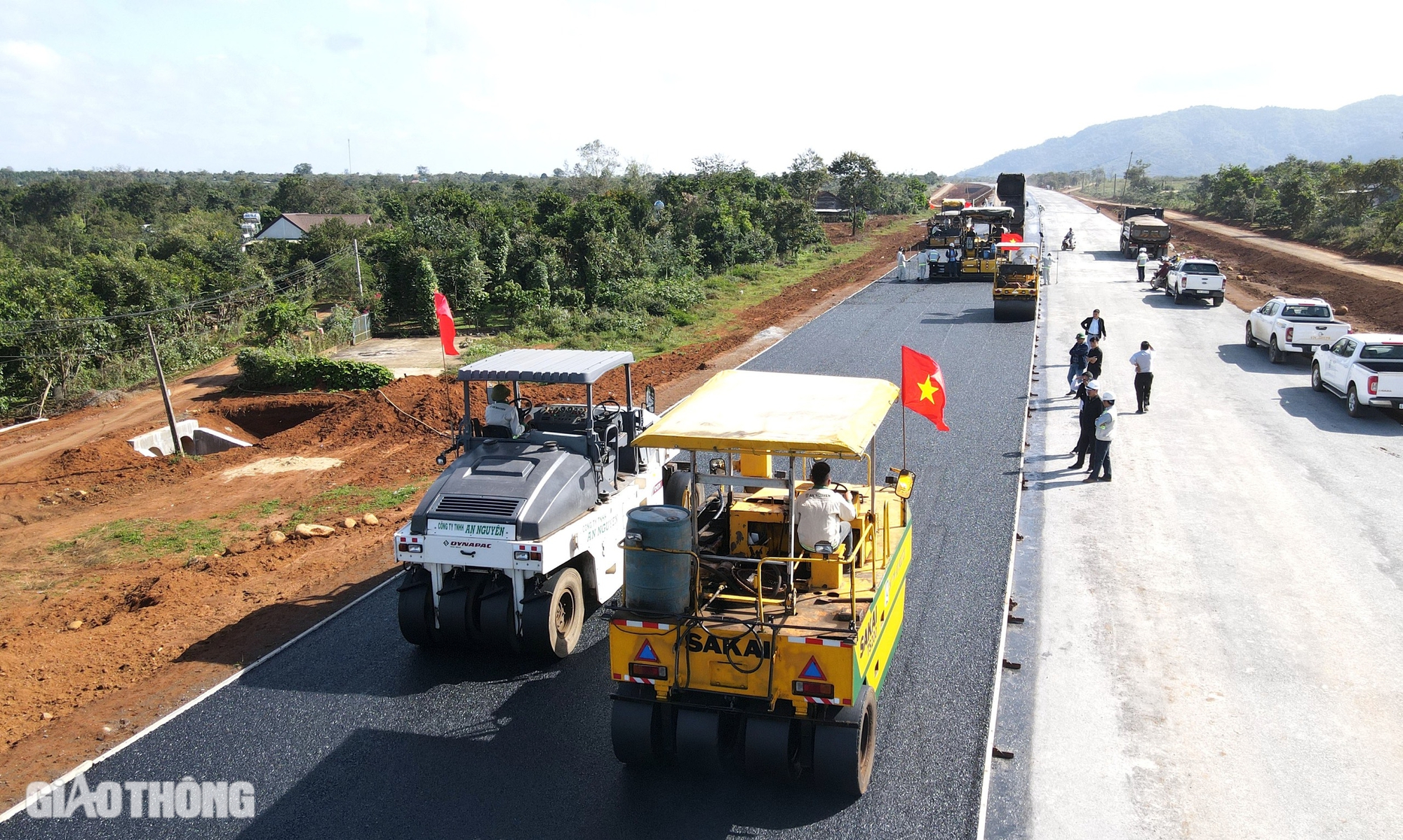 Thảm mét bê tông nhựa đầu tiên trên cao tốc Khánh Hòa - Buôn Ma Thuột- Ảnh 4.