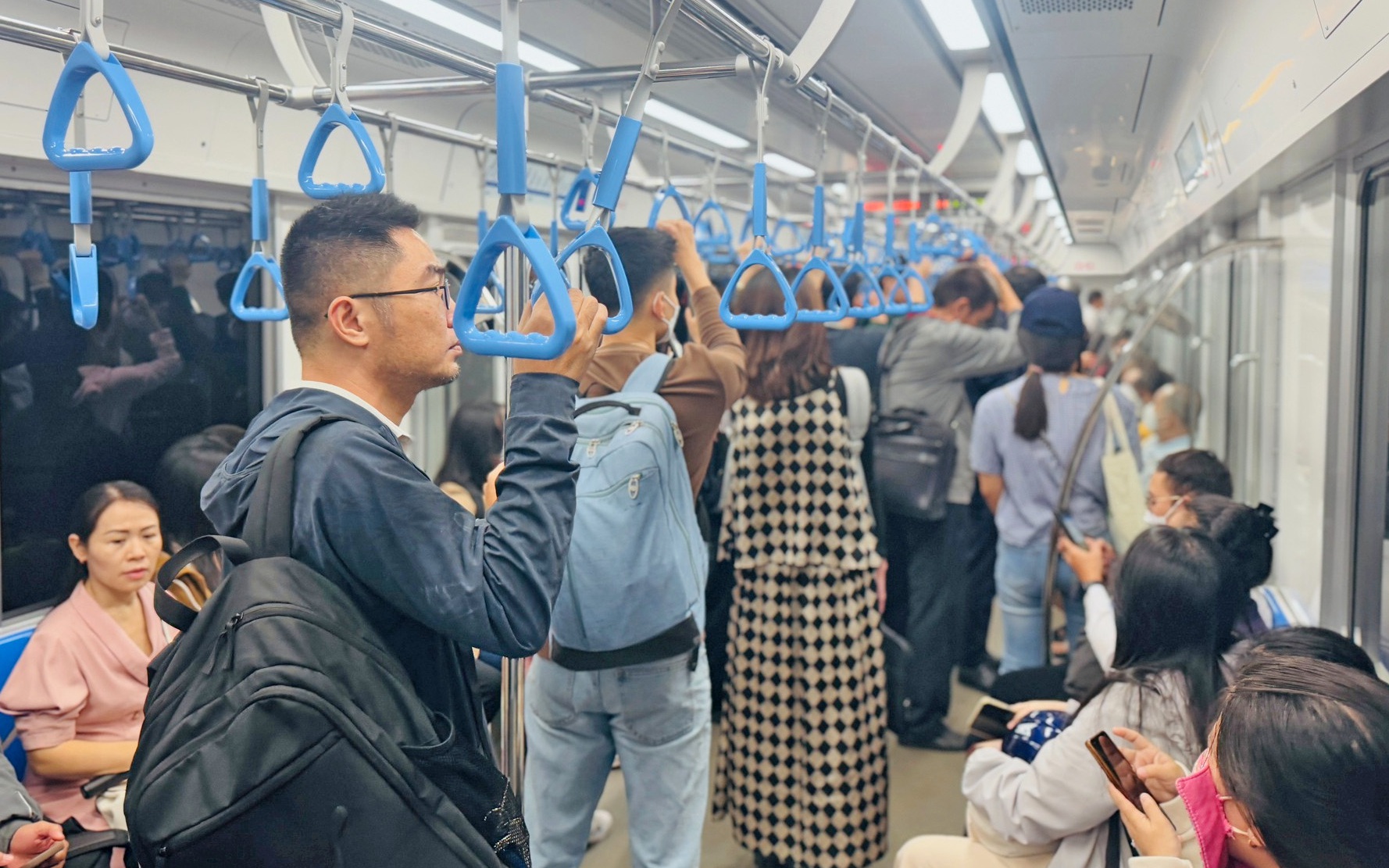 TP.HCM: Nhiều người bỏ xe cá nhân để đi metro