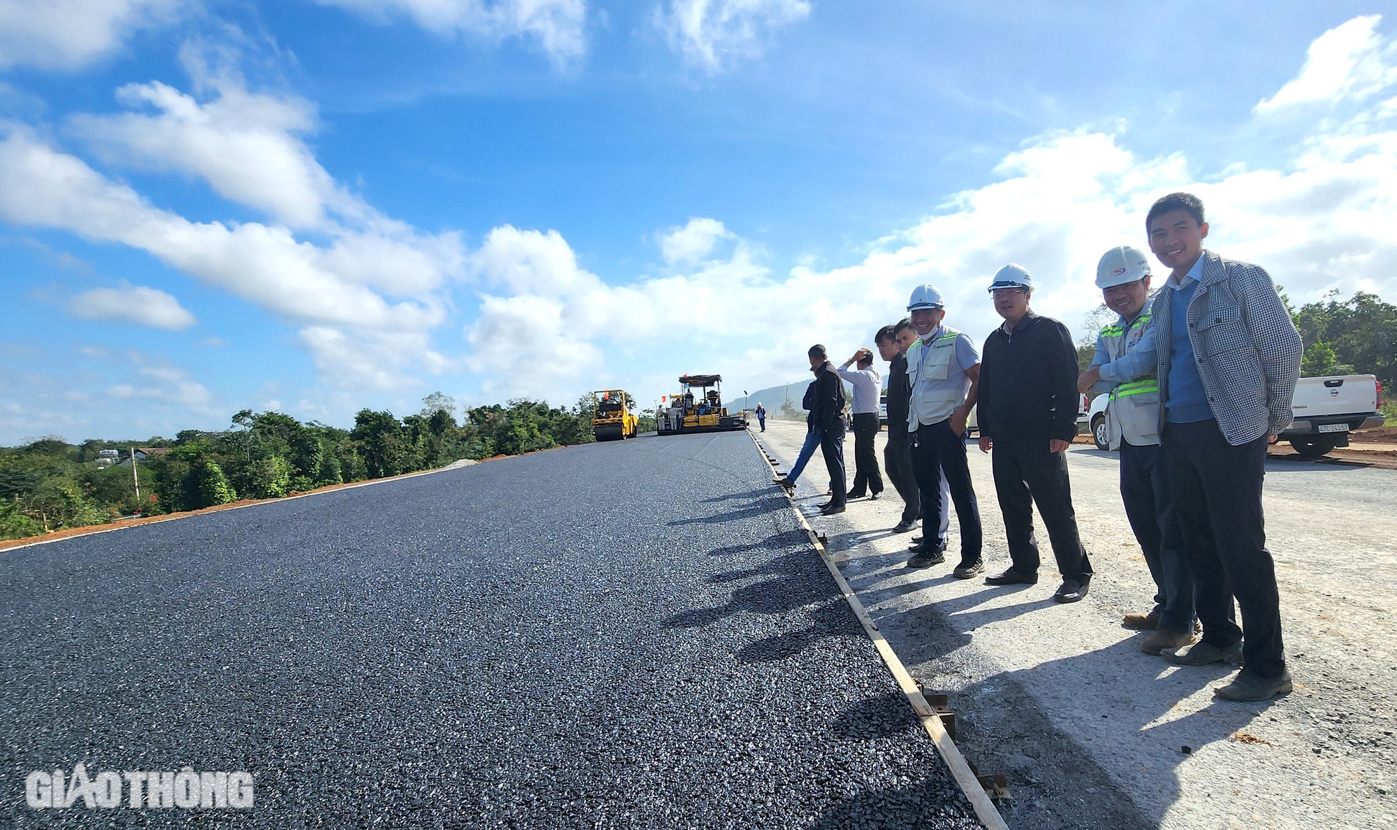 Thảm mét bê tông nhựa đầu tiên trên cao tốc Khánh Hòa - Buôn Ma Thuột- Ảnh 10.