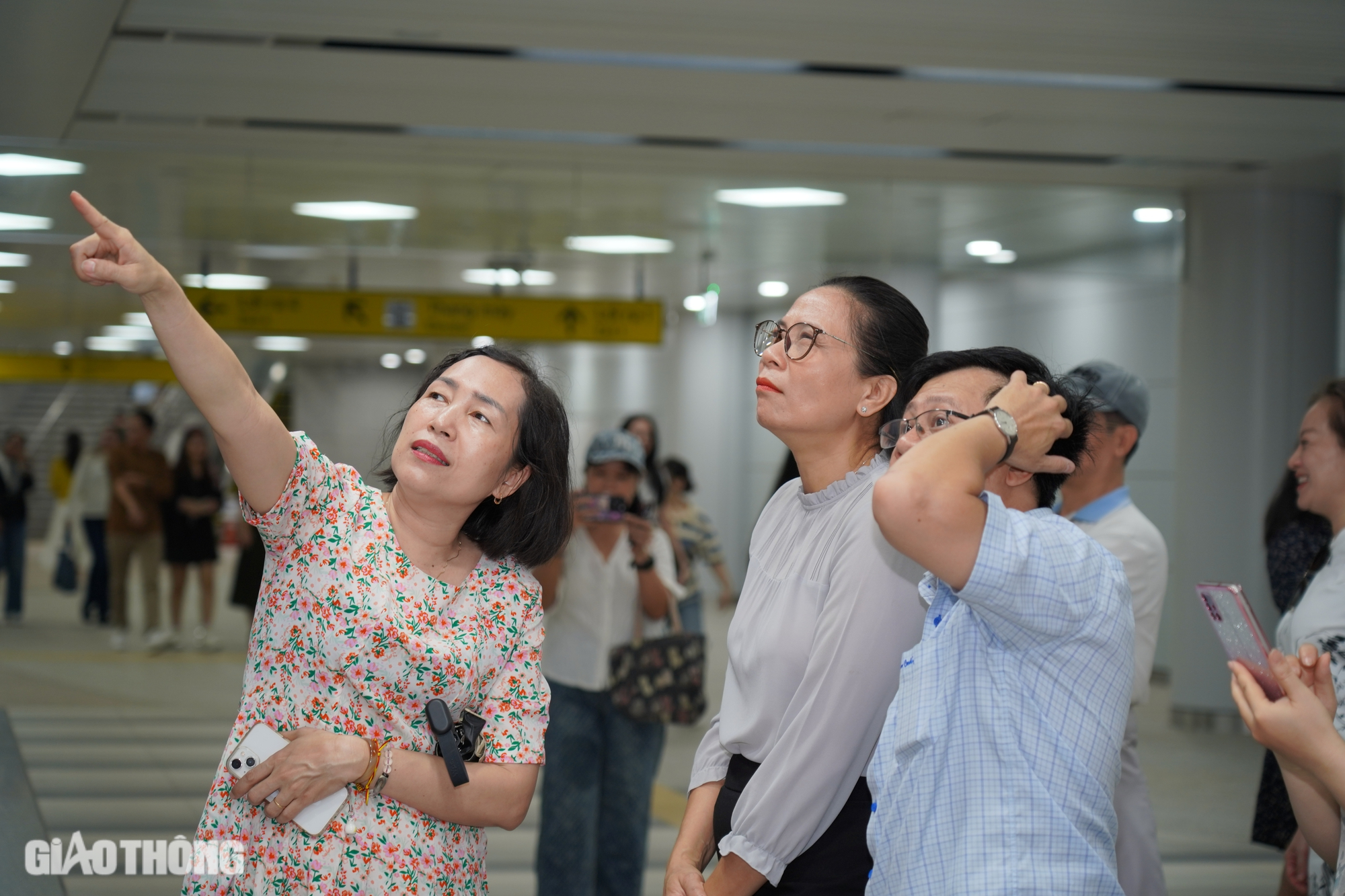 Người dân TP.HCM hào hứng trải nghiệm metro trước ngày vận hành chính thức- Ảnh 5.