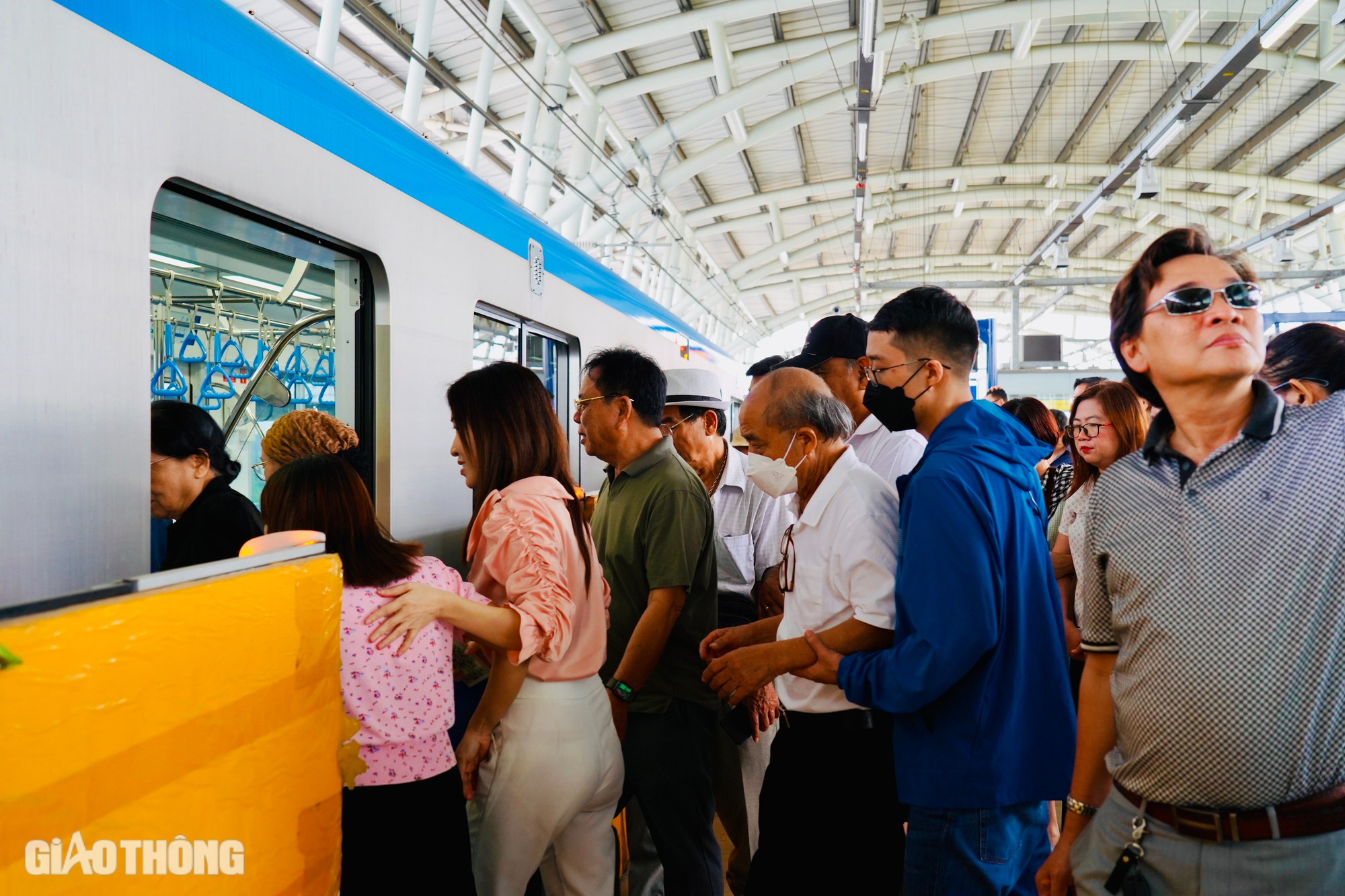 Người dân TP.HCM hào hứng trải nghiệm metro trước ngày vận hành chính thức- Ảnh 6.