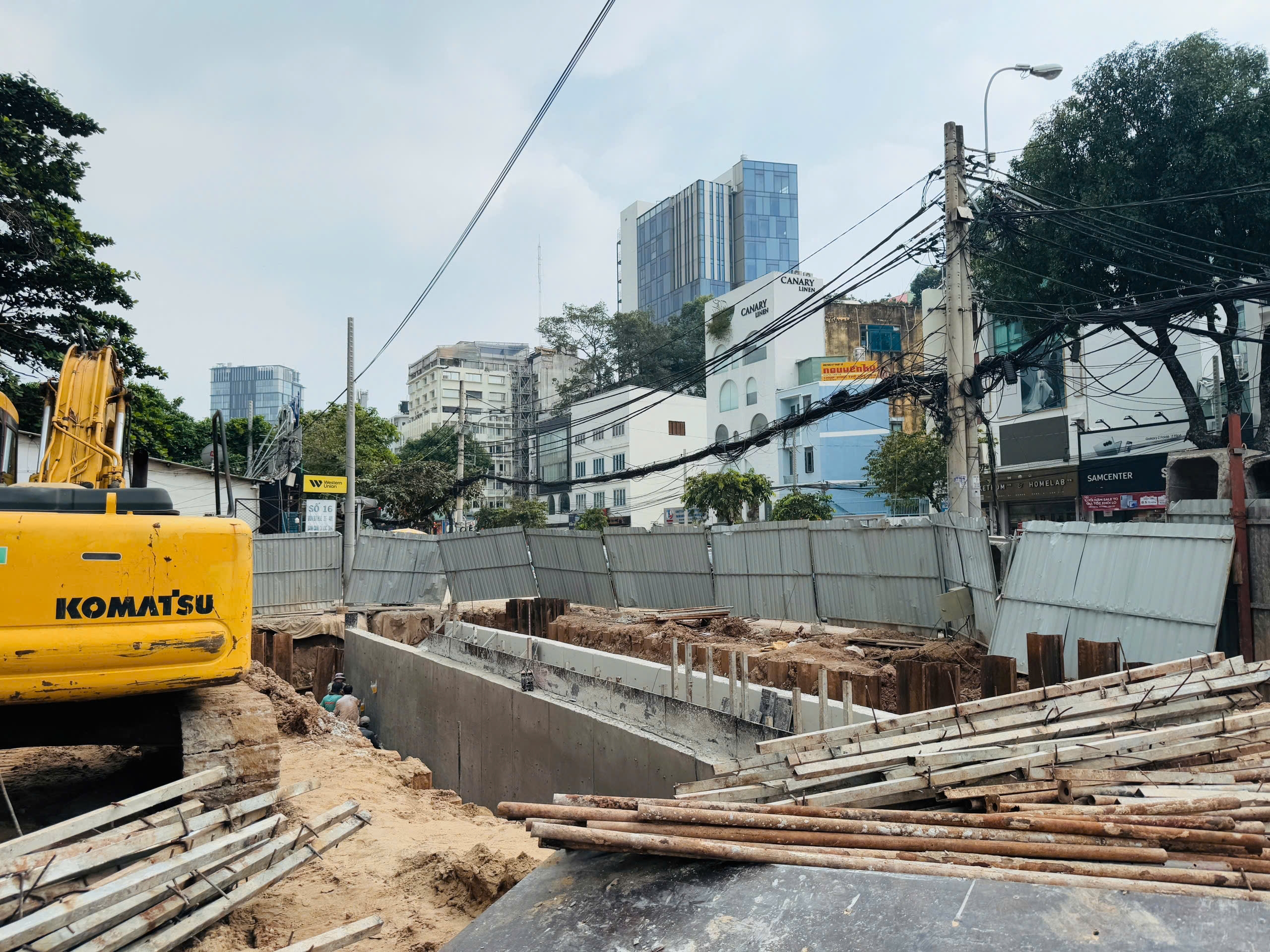 Hoàn thành di dời, đấu nối đường điện làm nhà ga đầu tiên của tuyến metro số 2- Ảnh 2.