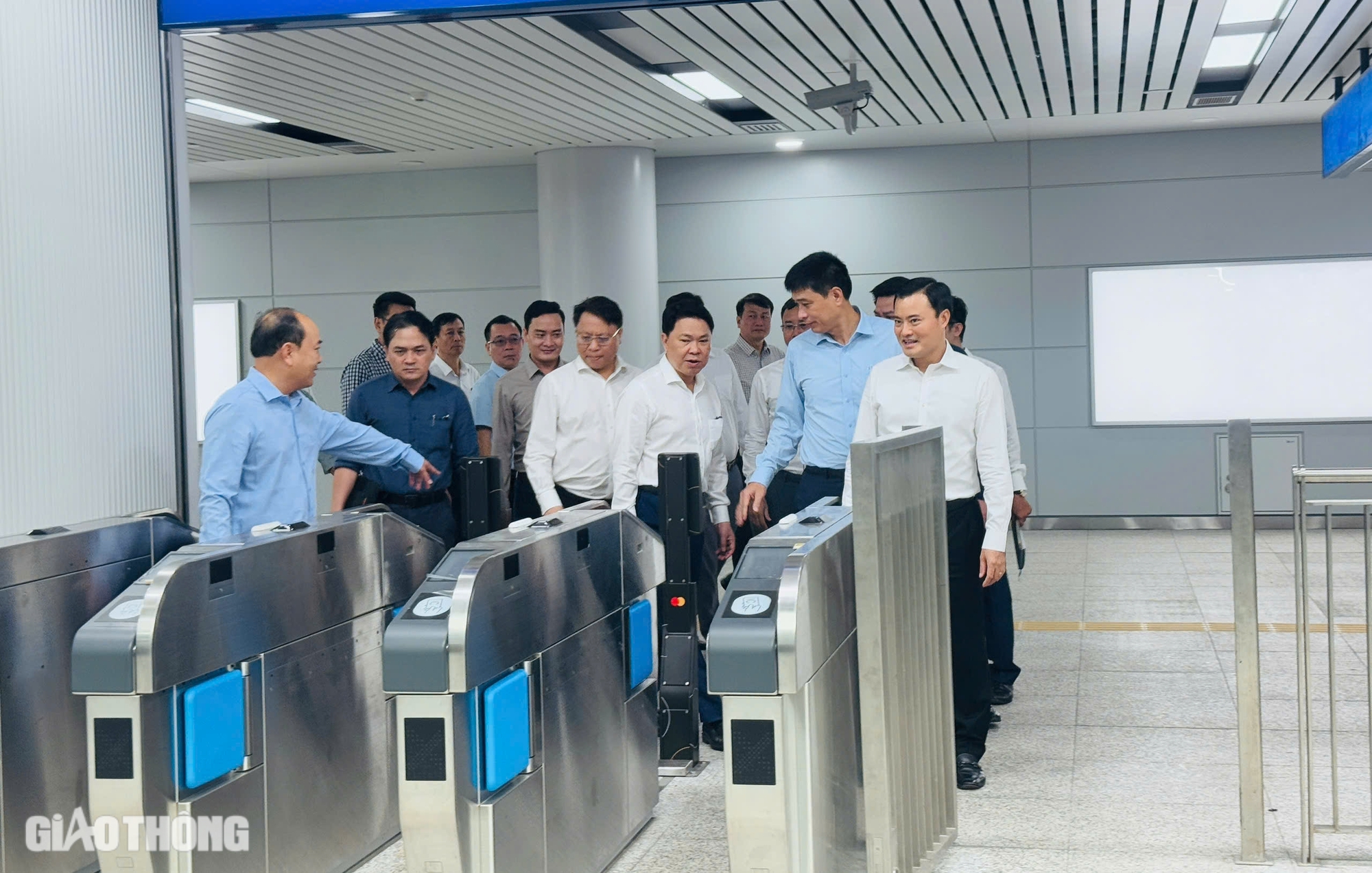 Hình ảnh metro số 1 trước ngày vận hành chính thức- Ảnh 2.