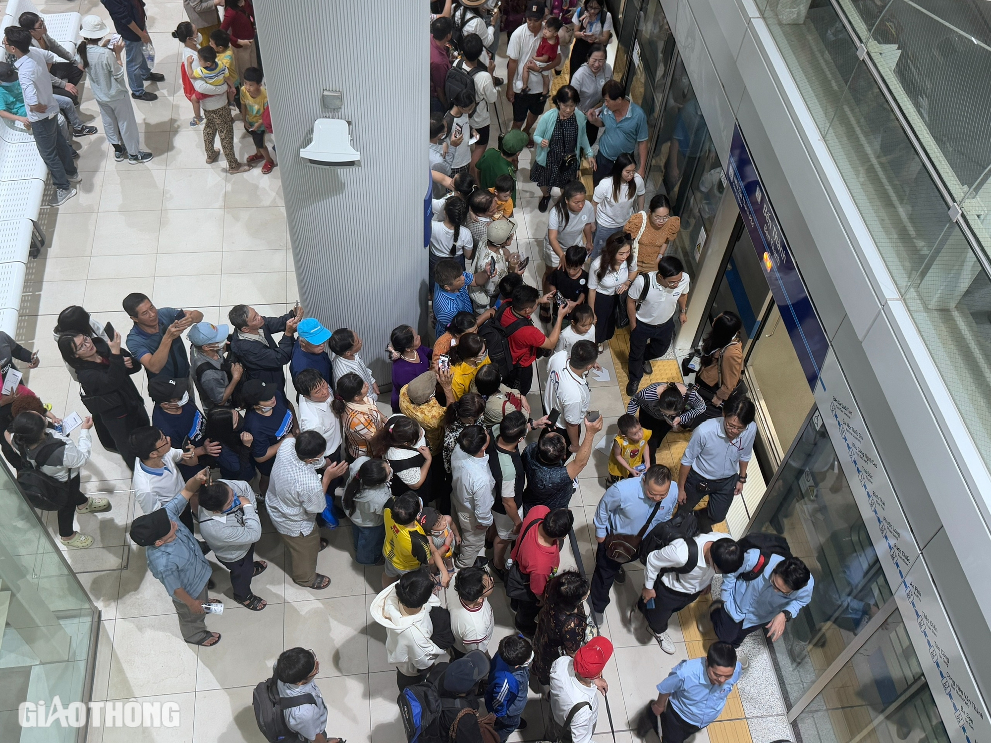 TP.HCM: Metro đón gần 190.000 người trải nghiệm trong hai ngày đầu vận hành- Ảnh 2.