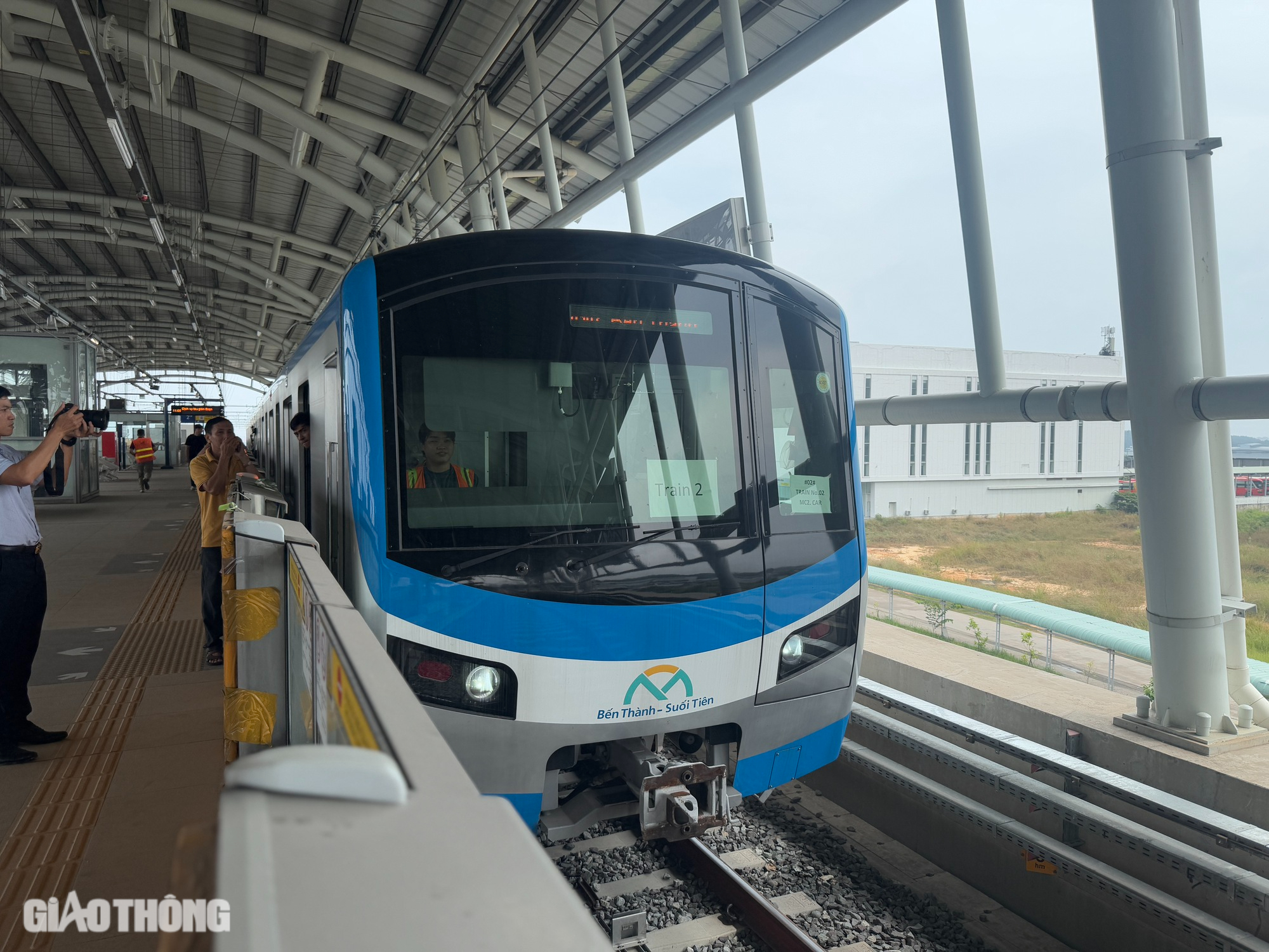 Người dân TP.HCM hào hứng trải nghiệm metro trước ngày vận hành chính thức- Ảnh 14.