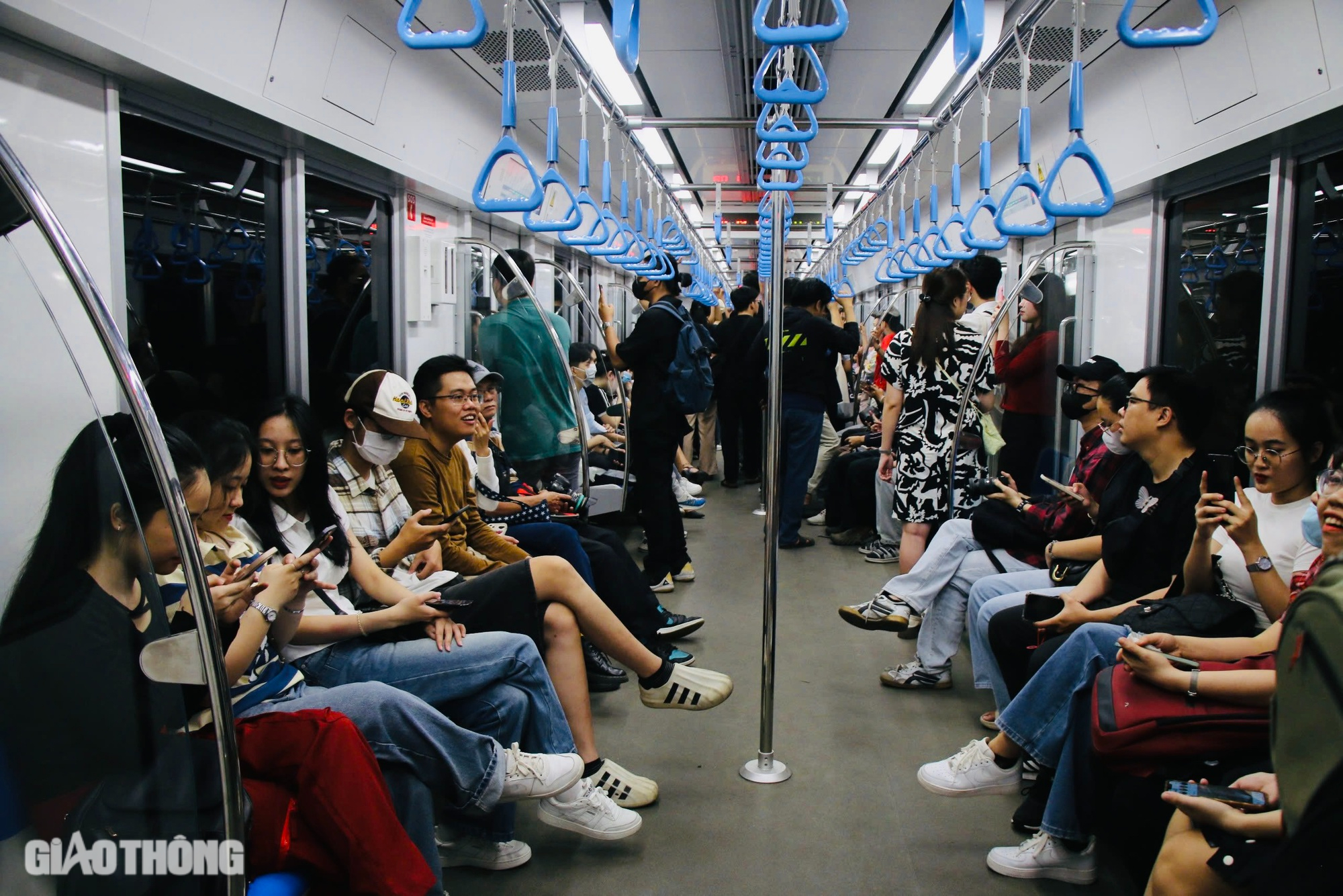 Người dân TP.HCM hào hứng trải nghiệm metro trước ngày vận hành chính thức- Ảnh 7.