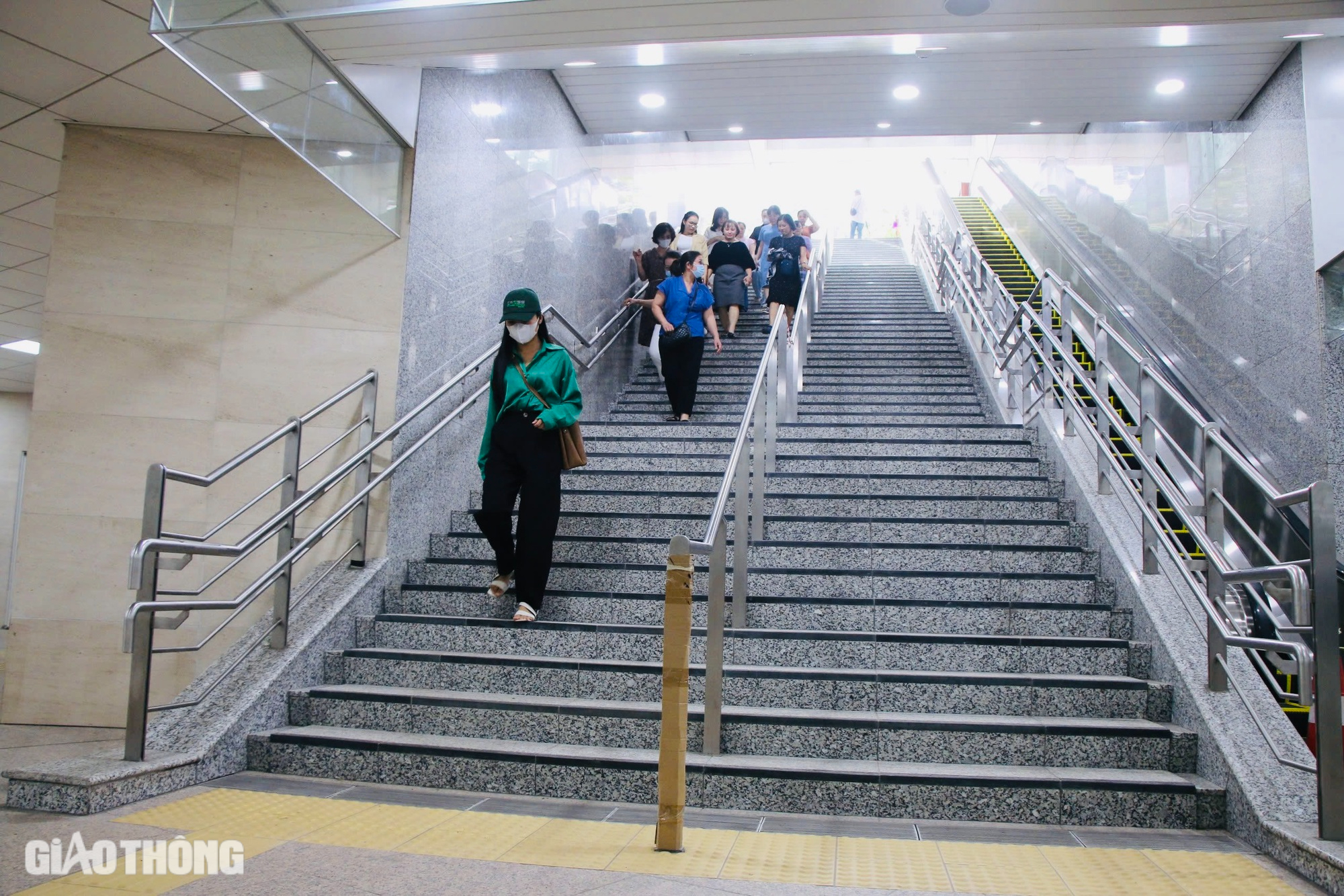 Người dân TP.HCM hào hứng trải nghiệm metro trước ngày vận hành chính thức- Ảnh 2.