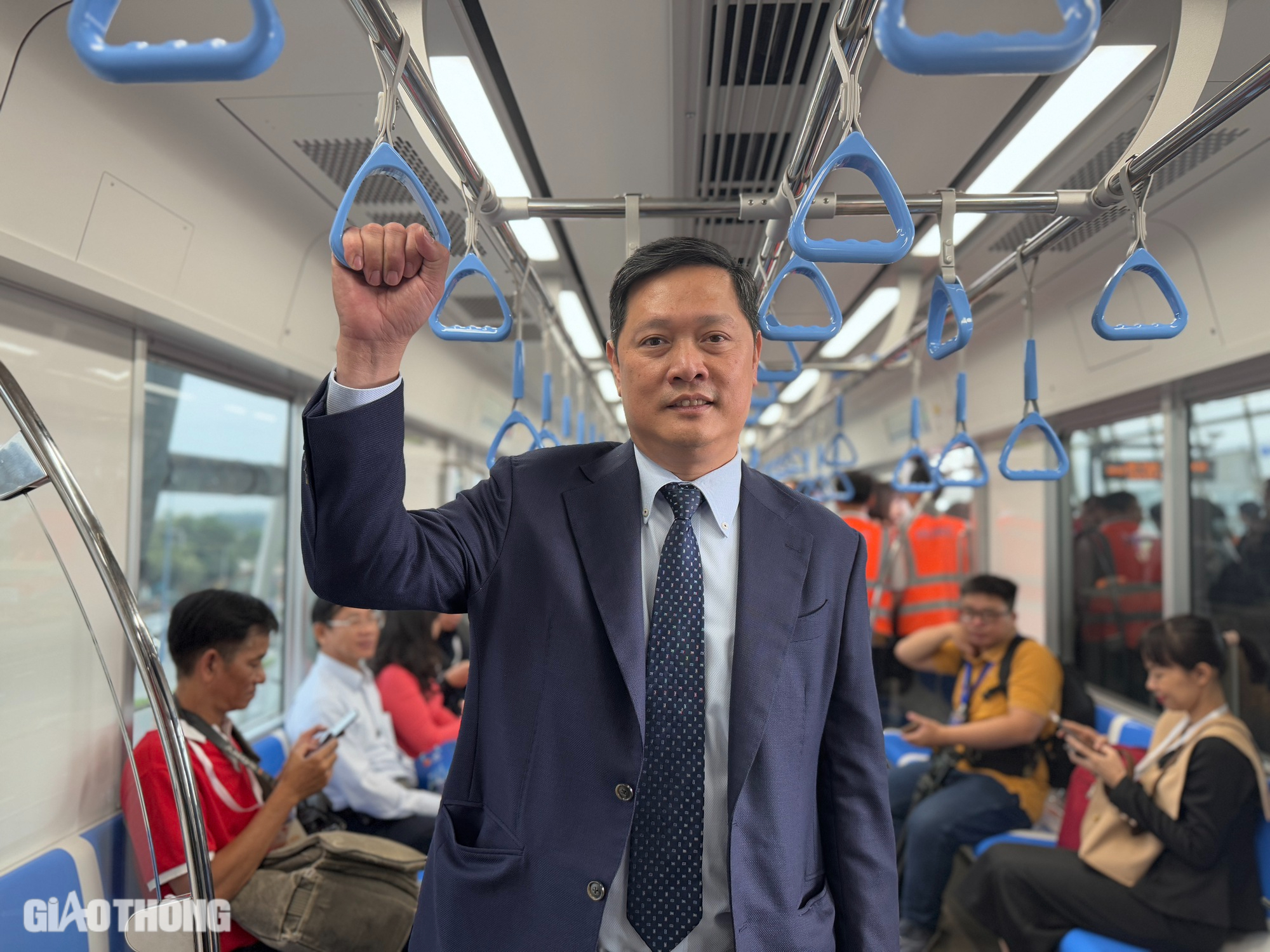 Hành khách rạng rỡ trên chuyến metro đầu tiên của TP.HCM- Ảnh 3.