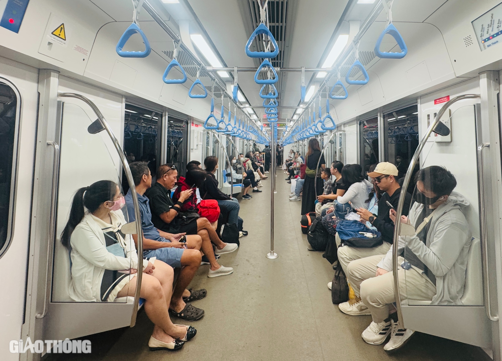 TP.HCM: Metro đón gần 190.000 người trải nghiệm trong hai ngày đầu vận hành- Ảnh 1.