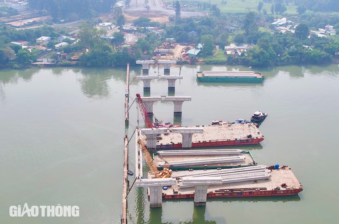 Lao nhịp dầm đầu tiên cầu Thống Nhất nối đôi bờ sông Đồng Nai- Ảnh 1.