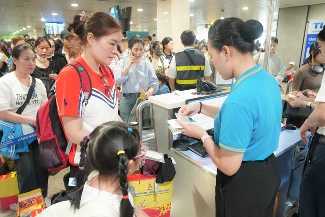 Vietnam Airlines phối hợp Tổng liên đoàn đưa người có hoàn cảnh khó khăn về quê đón Tết- Ảnh 2.