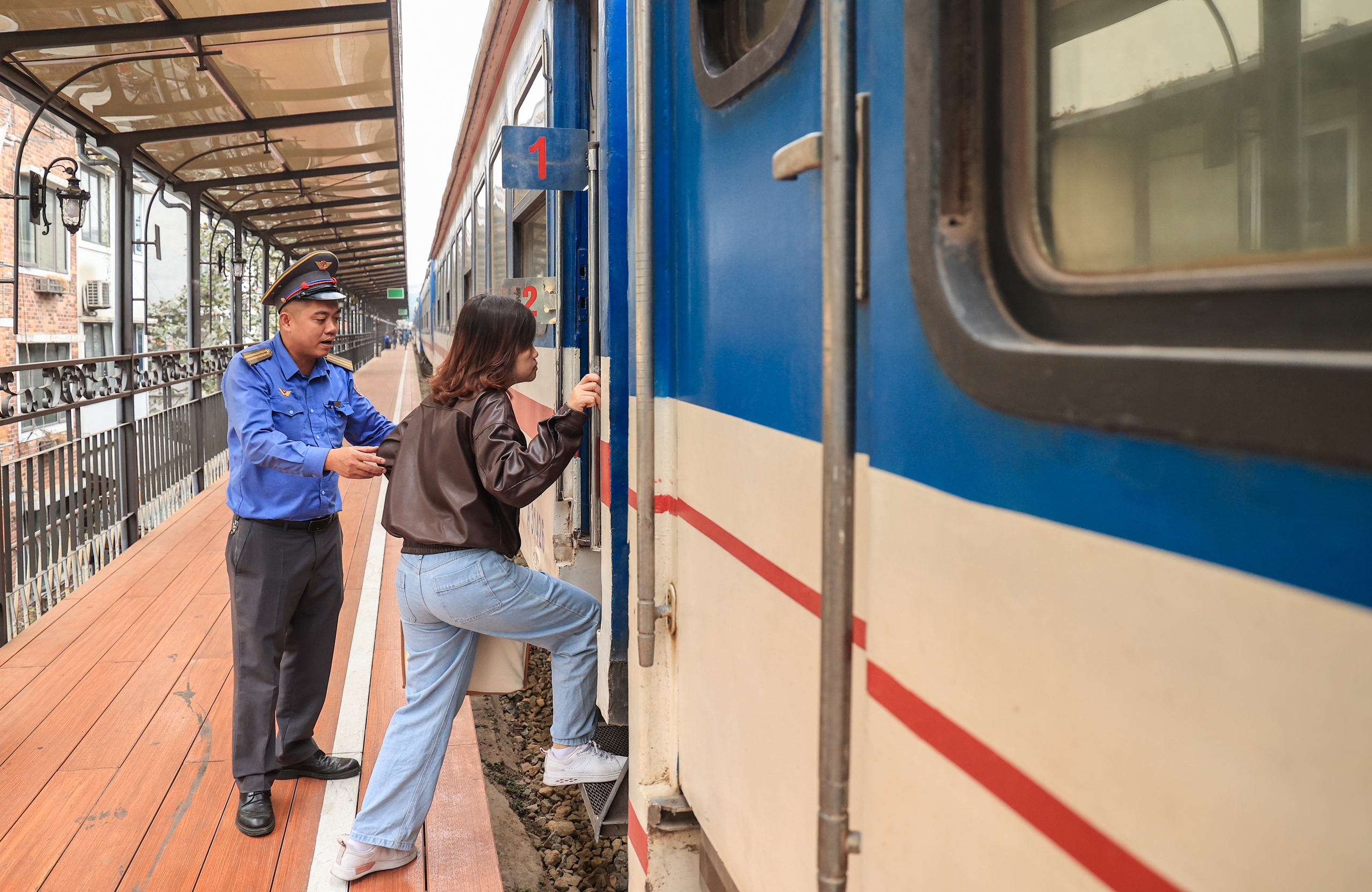 Ga Long Biên, Hà Nội trang hoàng rực rỡ đón Tết- Ảnh 3.