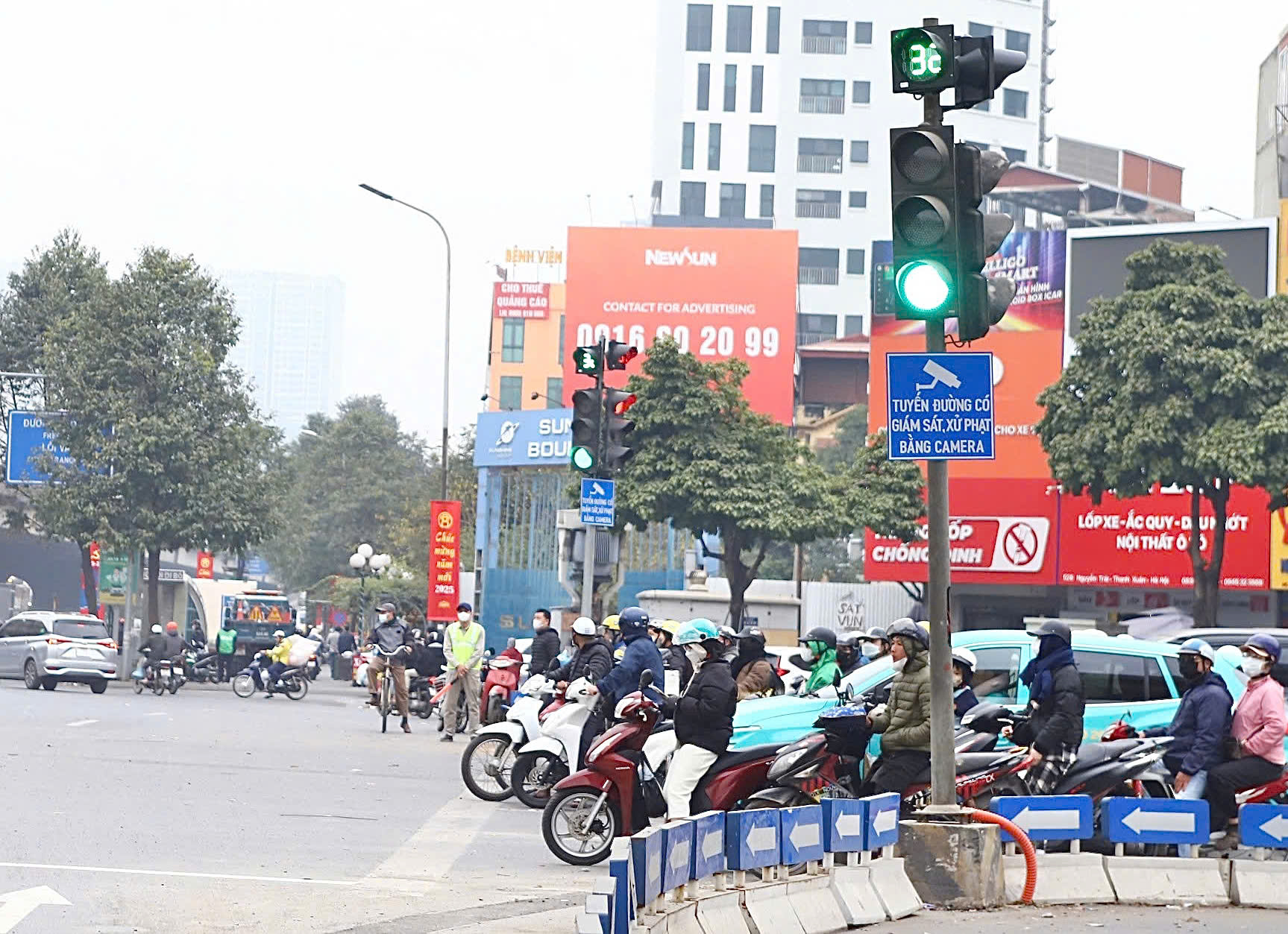 Ngày đầu phân luồng, lắp camera phạt nguội nút giao Khuất Duy Tiến- Ảnh 3.