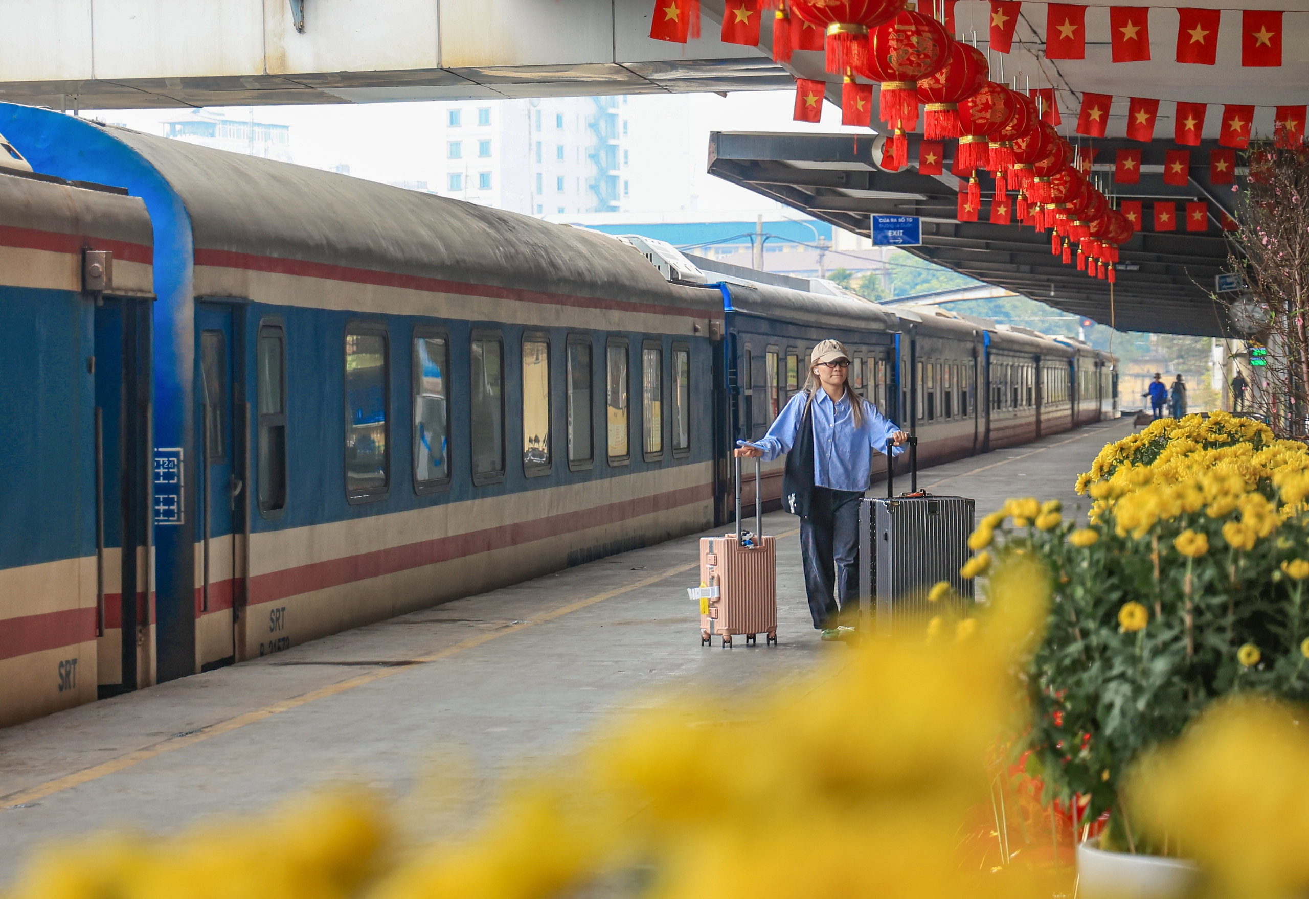 Ga Long Biên, Hà Nội trang hoàng rực rỡ đón Tết- Ảnh 16.