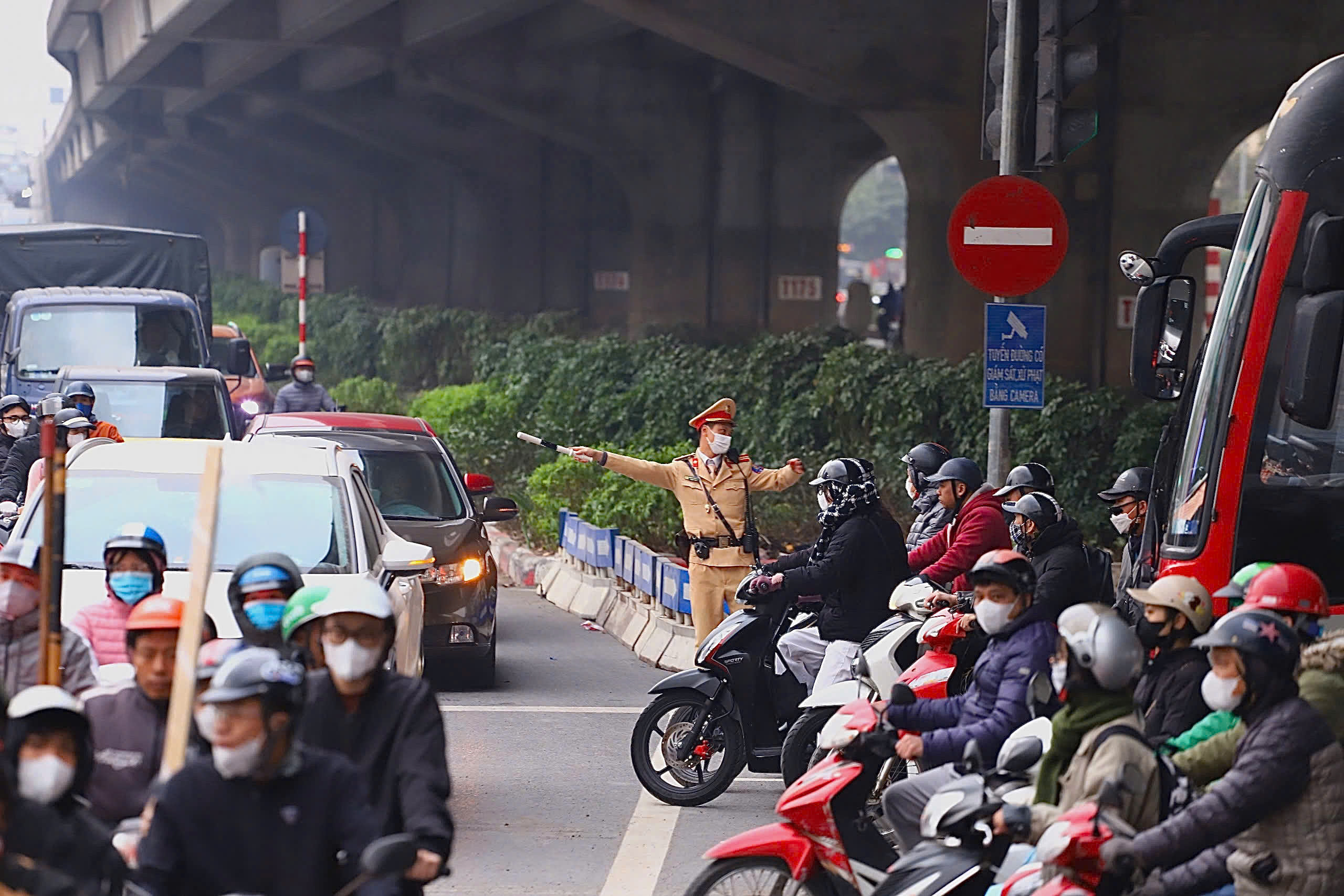 Ngày đầu phân luồng, lắp camera phạt nguội nút giao Khuất Duy Tiến- Ảnh 2.