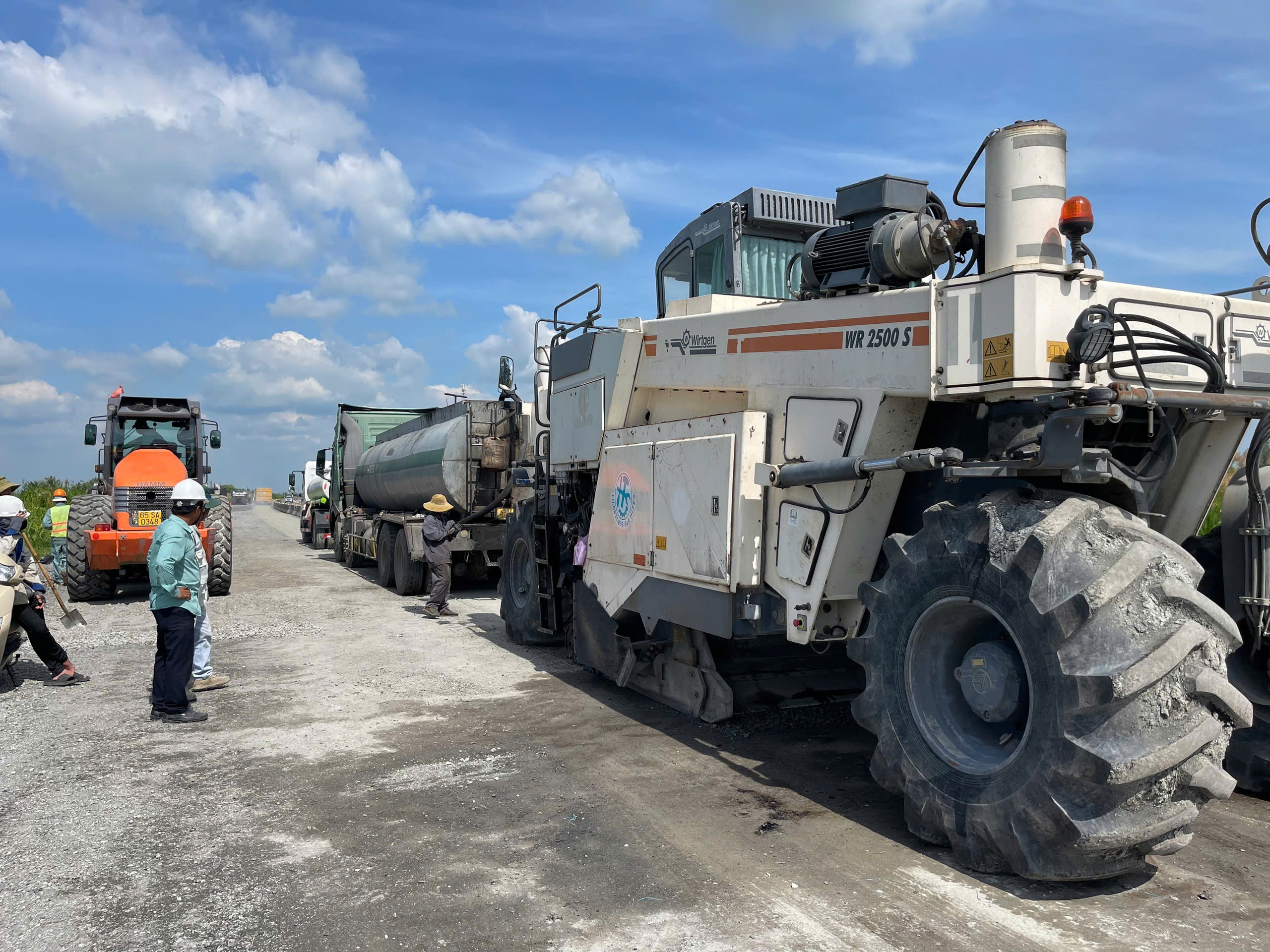 Tăng ca kíp, thi công xuyên Tết đua tiến độ nâng cấp tuyến Lộ Tẻ - Rạch Sỏi- Ảnh 2.