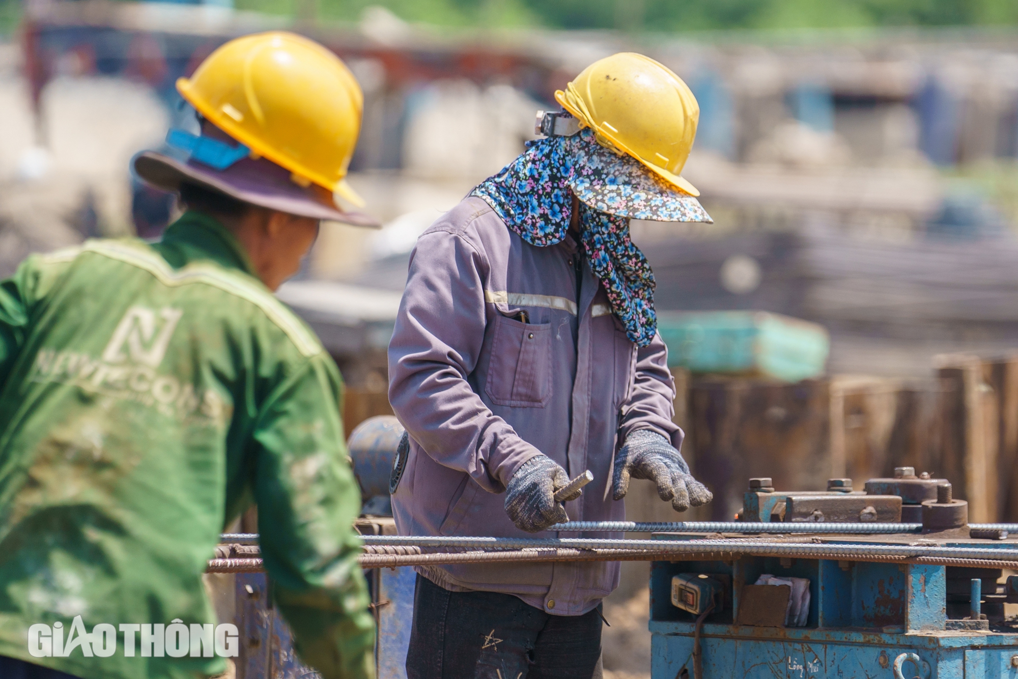 Công nhân hối hả thi công không nghỉ lễ ở những đại công trình phía Nam- Ảnh 1.