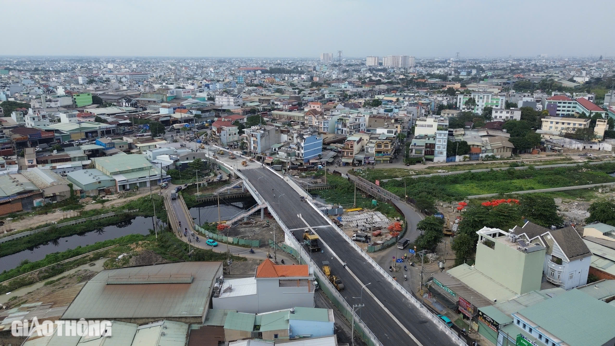 Cận cảnh hai cây cầu hóa giải ùn tắc phía tây TP.HCM sắp thông xe- Ảnh 1.