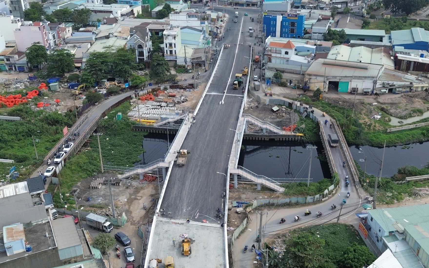 Cận cảnh hai cây cầu hóa giải ùn tắc phía tây TP.HCM sắp thông xe