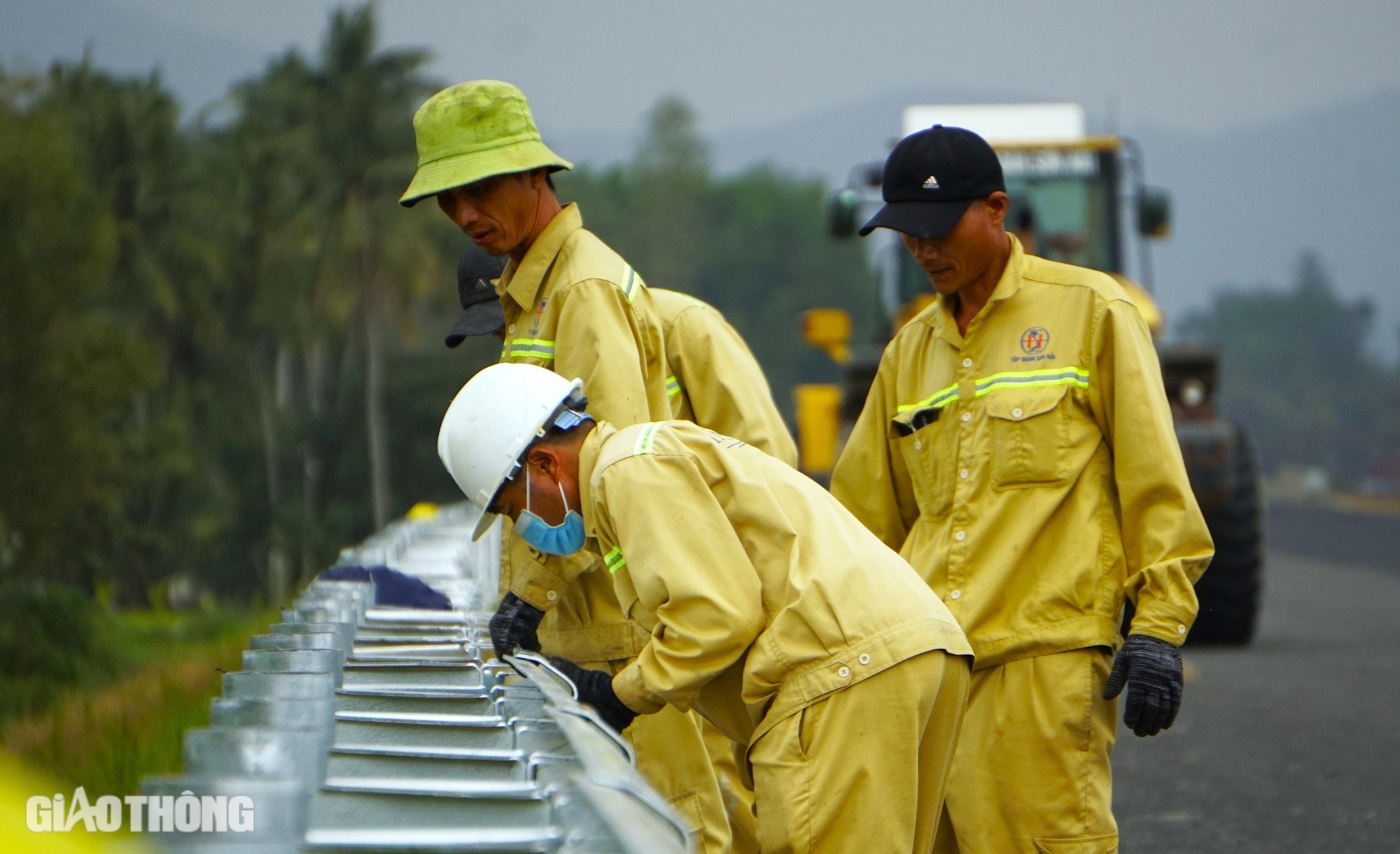 Lắp hộ lan trên cao tốc Hoài Nhơn - Quy Nhơn- Ảnh 3.