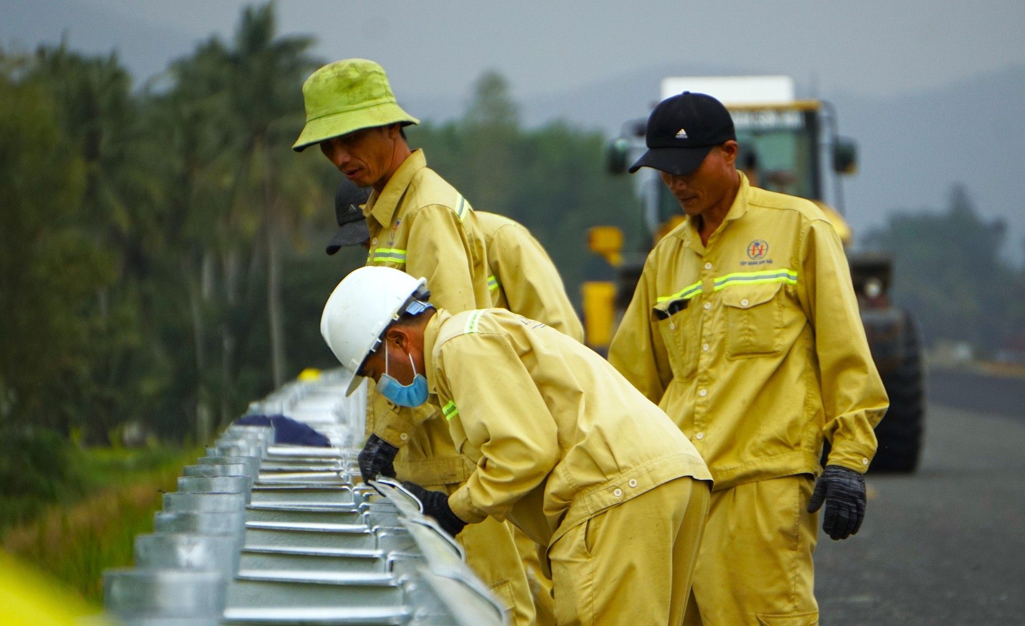 Nhà thầu làm xuyên Tết bù tiến độ cao tốc Hoài Nhơn - Quy Nhơn- Ảnh 2.