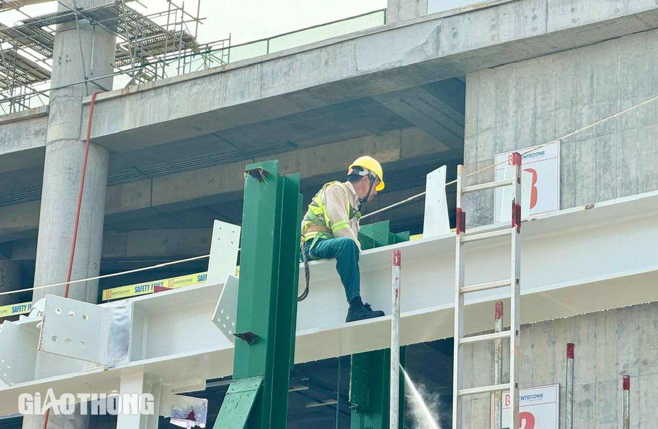 Cận cảnh công nhân lợp 5 lớp mái nhà ga hành khách sân bay Long Thành- Ảnh 12.