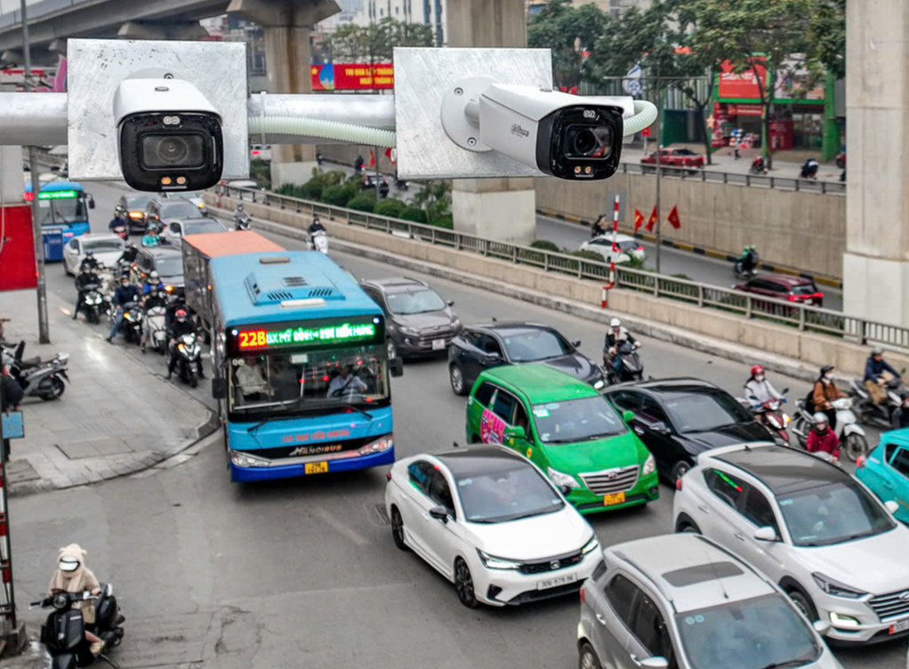 Ngày đầu phân luồng, lắp camera phạt nguội nút giao Khuất Duy Tiến- Ảnh 4.