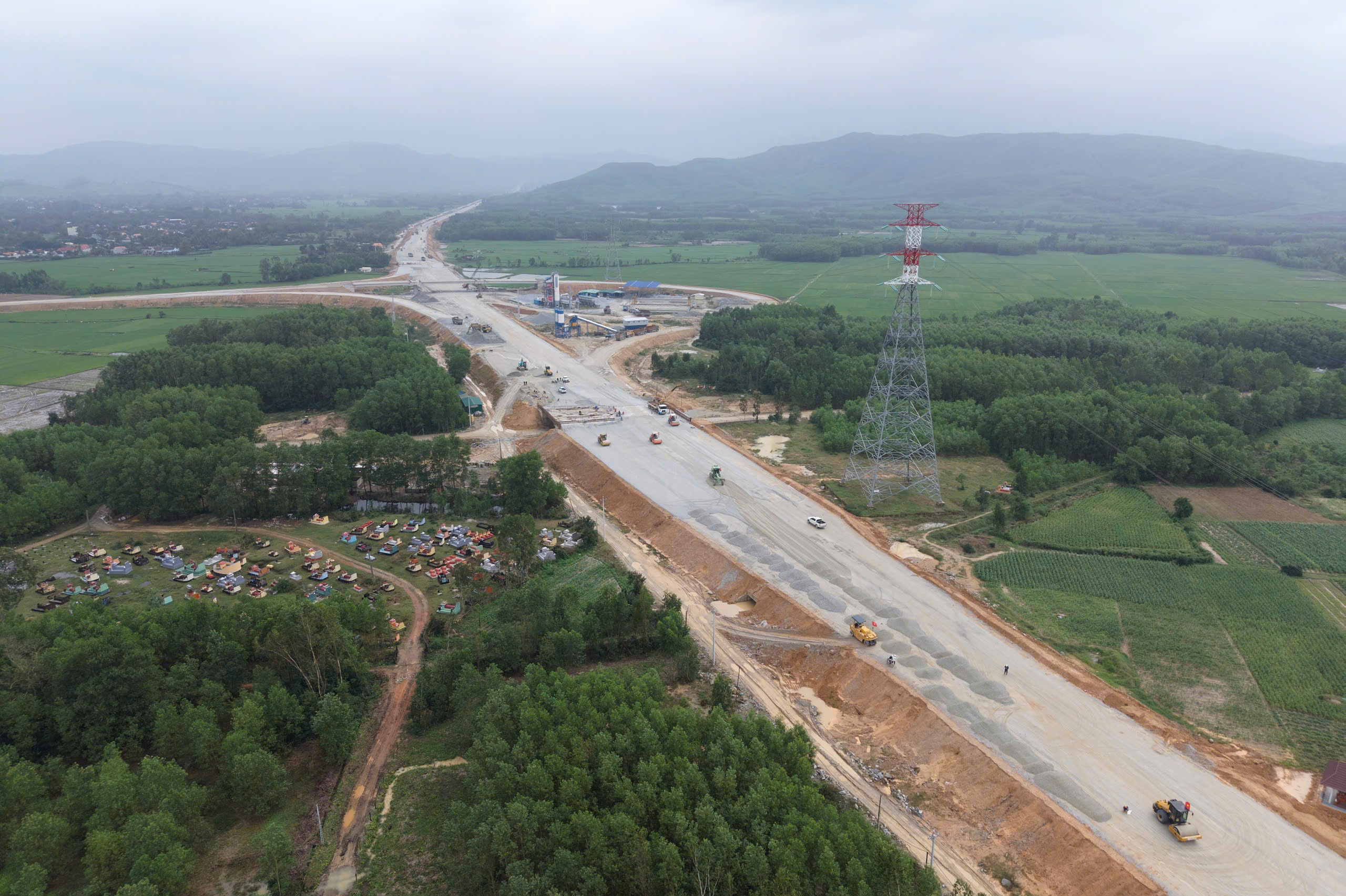 Rầm rập tiếng máy trên công trường cao tốc Quảng Ngãi - Hoài Nhơn ngày cận Tết- Ảnh 5.