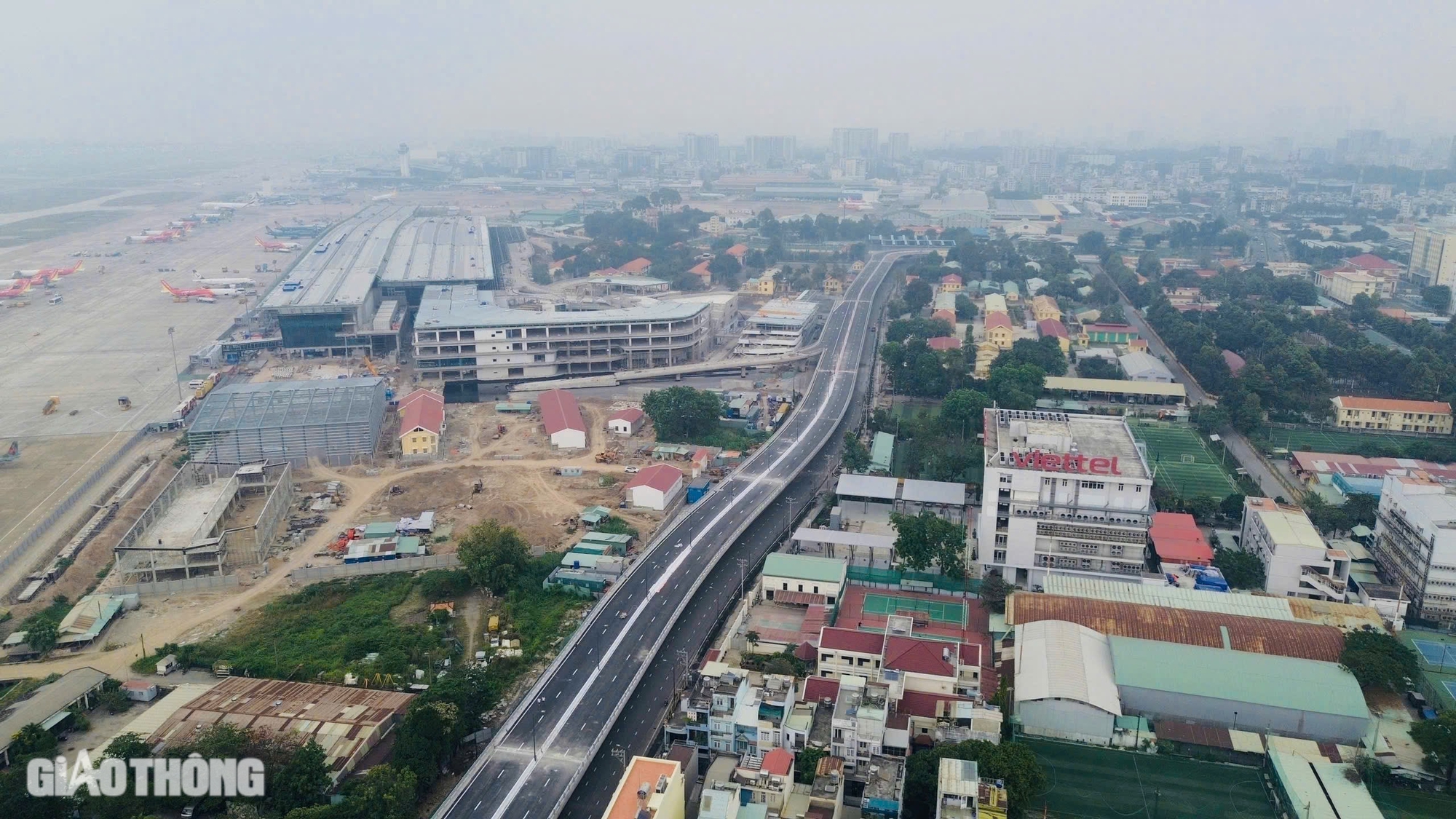 Sân bay Tân Sơn Nhất "nóng" bên trong, thông thoáng bên ngoài- Ảnh 18.