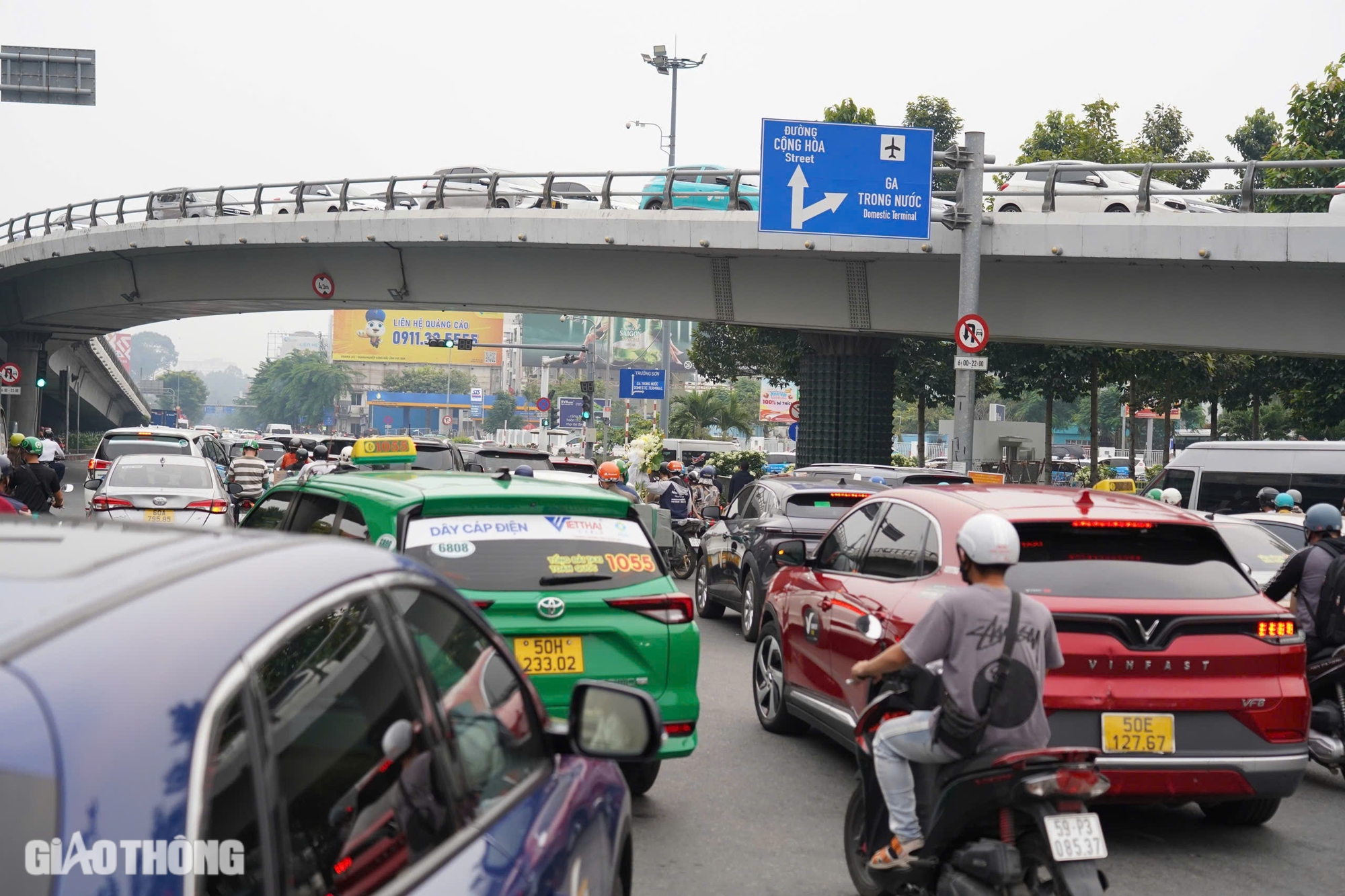 Sân bay Tân Sơn Nhất "nóng" bên trong, thông thoáng bên ngoài- Ảnh 2.