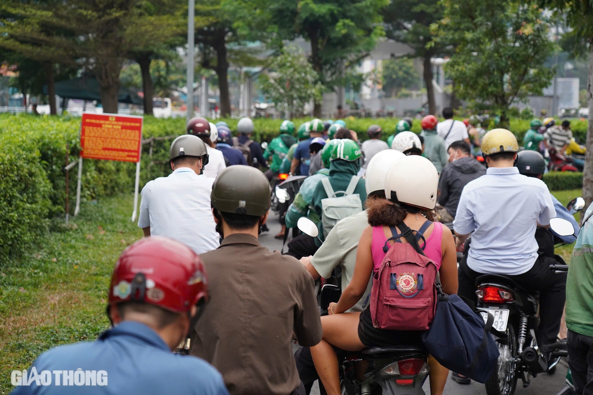 Sân bay Tân Sơn Nhất "nóng" bên trong, thông thoáng bên ngoài- Ảnh 3.