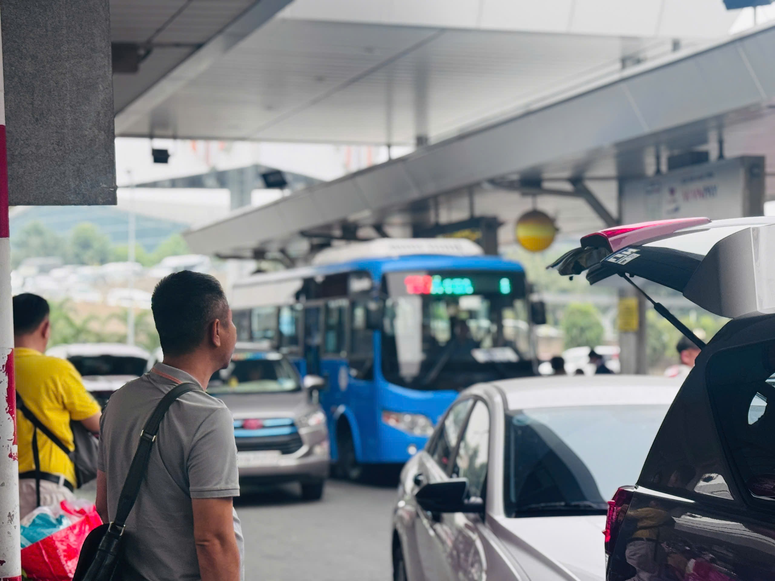 Sân bay Tân Sơn Nhất "nóng" bên trong, thông thoáng bên ngoài- Ảnh 13.