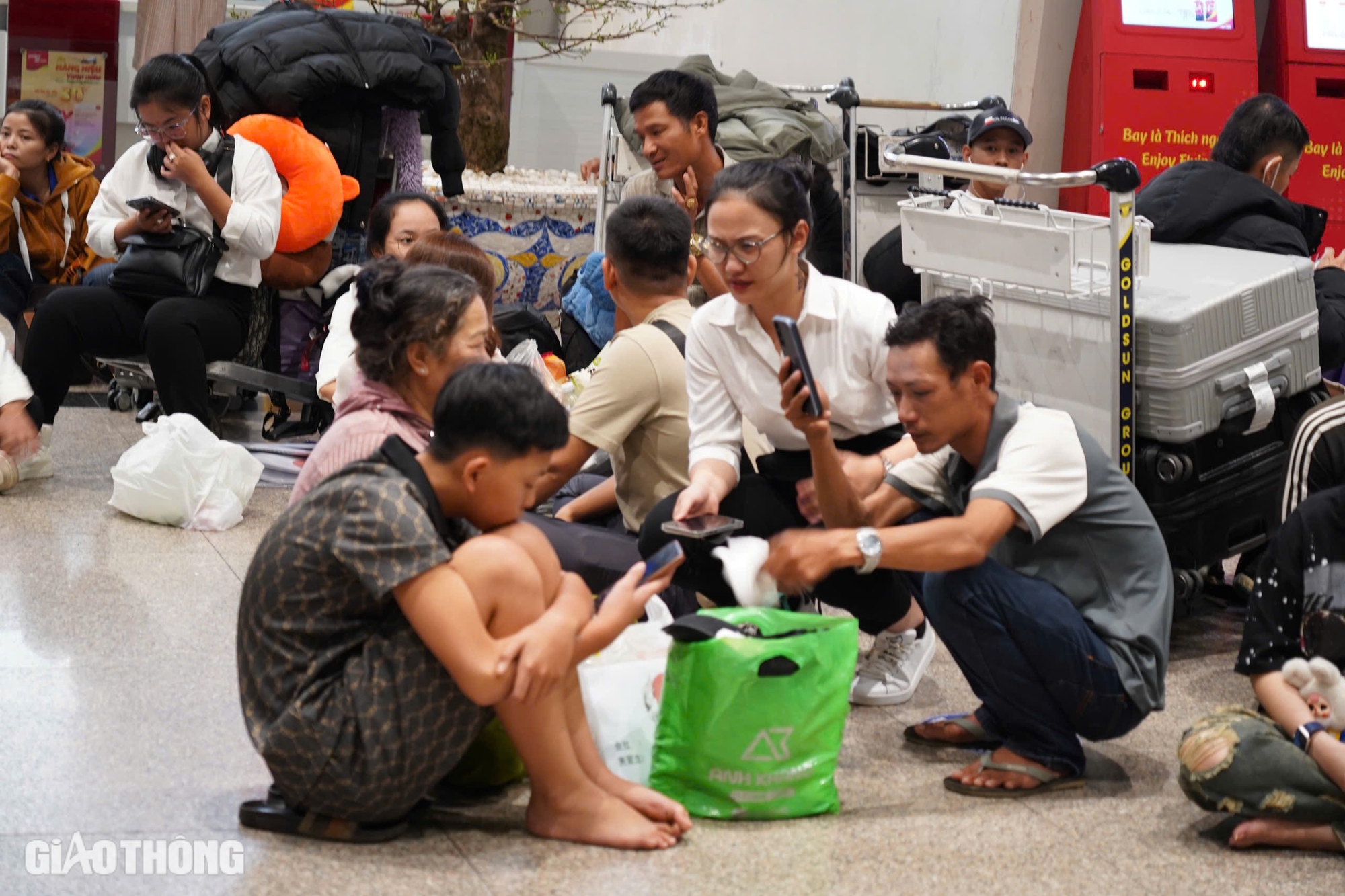 Sân bay Tân Sơn Nhất "nóng" bên trong, thông thoáng bên ngoài- Ảnh 10.