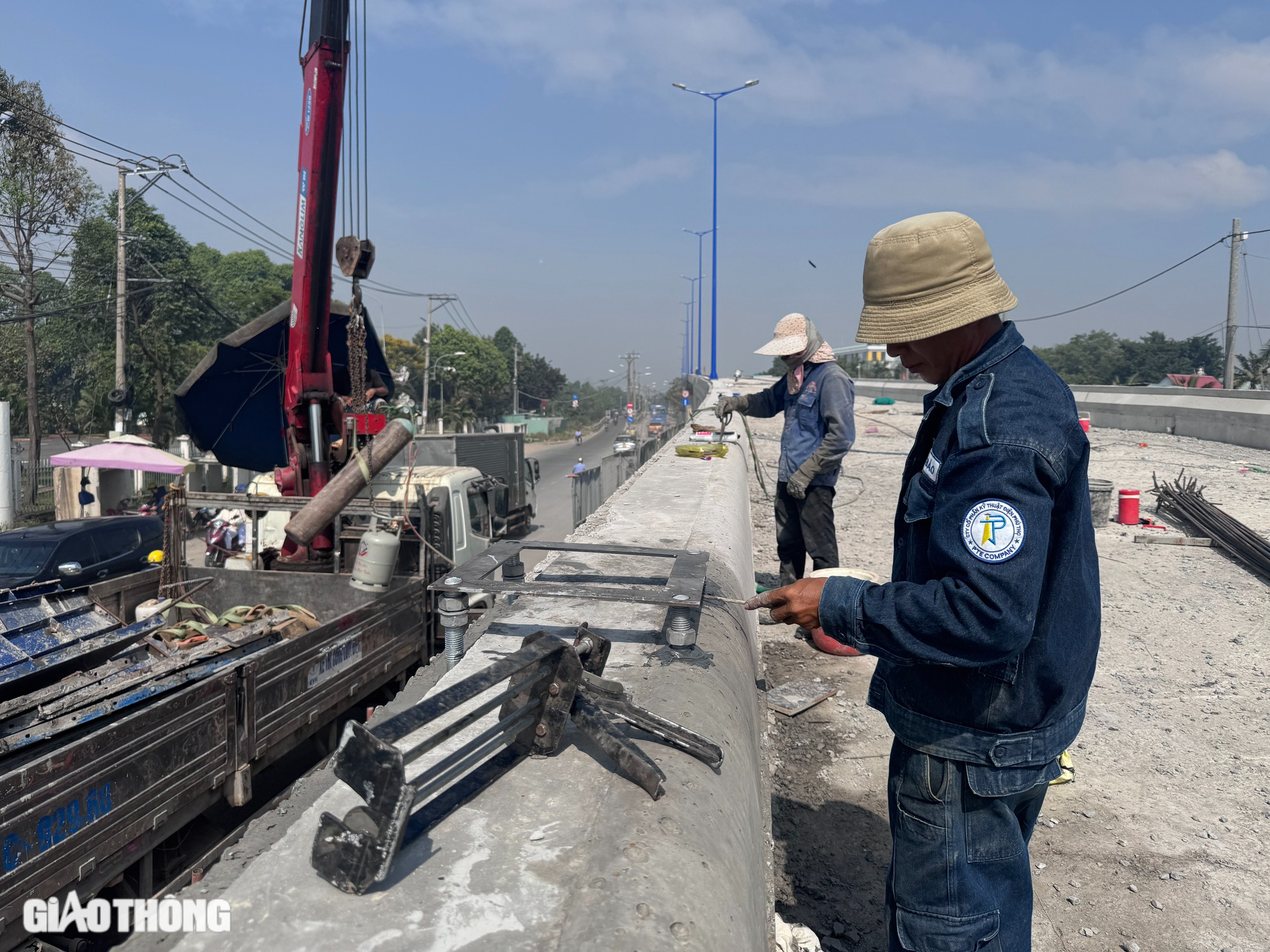 Thấp thỏm qua cầu cũ, người dân ngóng ngày cầu Tăng Long mới hoàn thành- Ảnh 11.