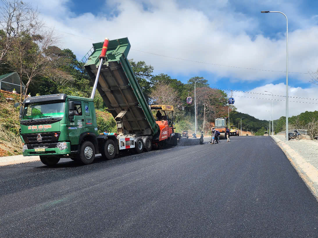 Thảm mét nhựa cuối trên đường vành đai thành phố Đà Lạt- Ảnh 11.