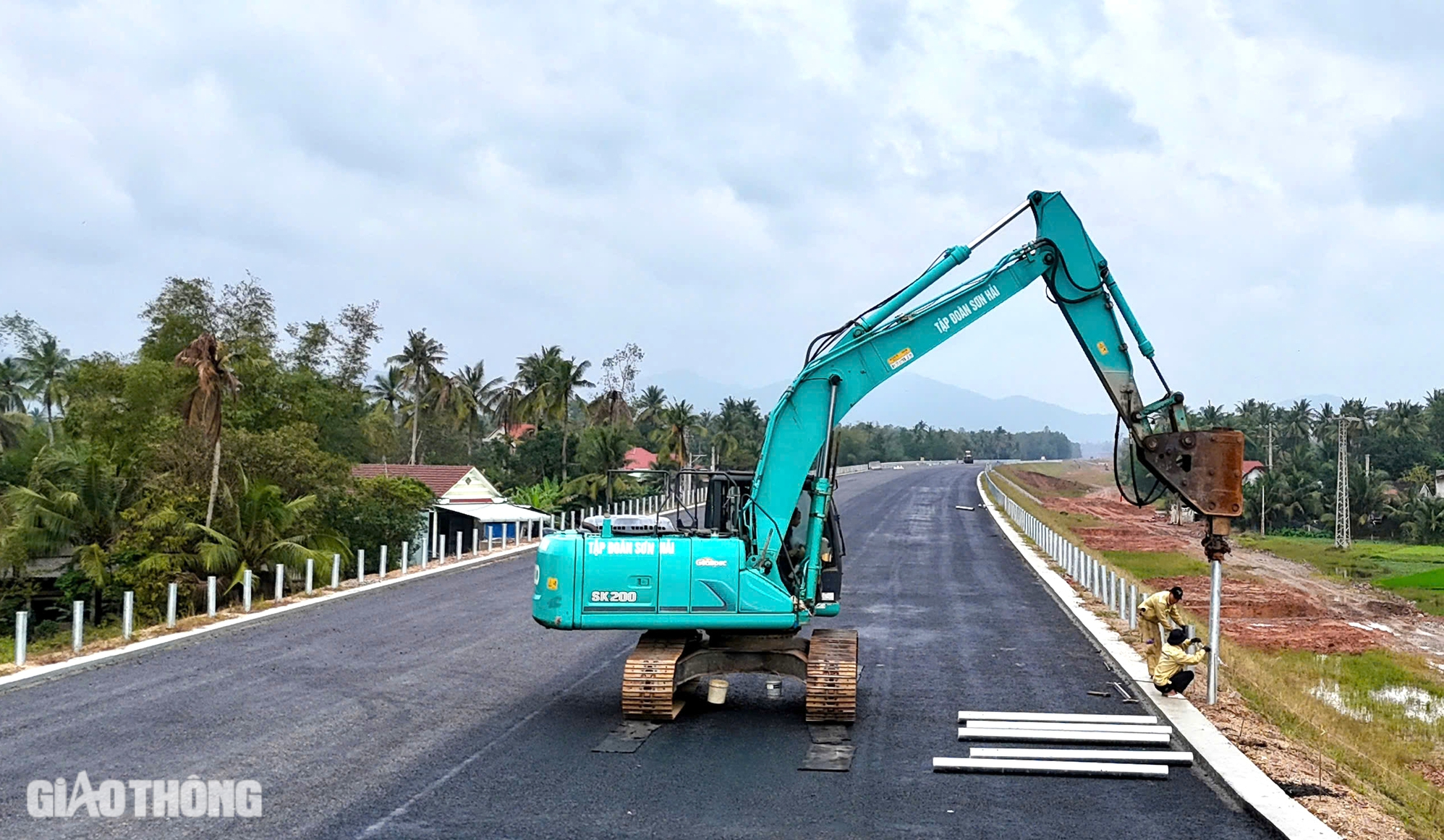 Lắp hộ lan trên cao tốc Hoài Nhơn - Quy Nhơn- Ảnh 1.