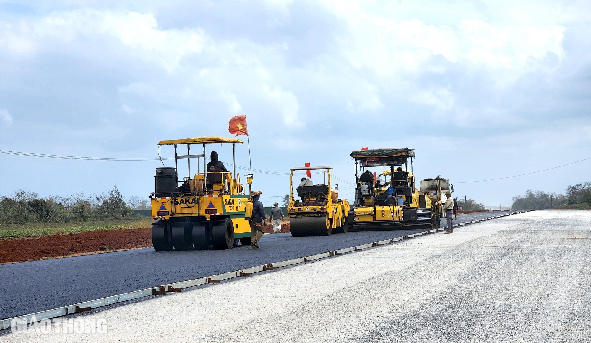 Công trường cao tốc Khánh Hòa - Buôn Ma Thuột nhộn nhịp sau Tết- Ảnh 1.