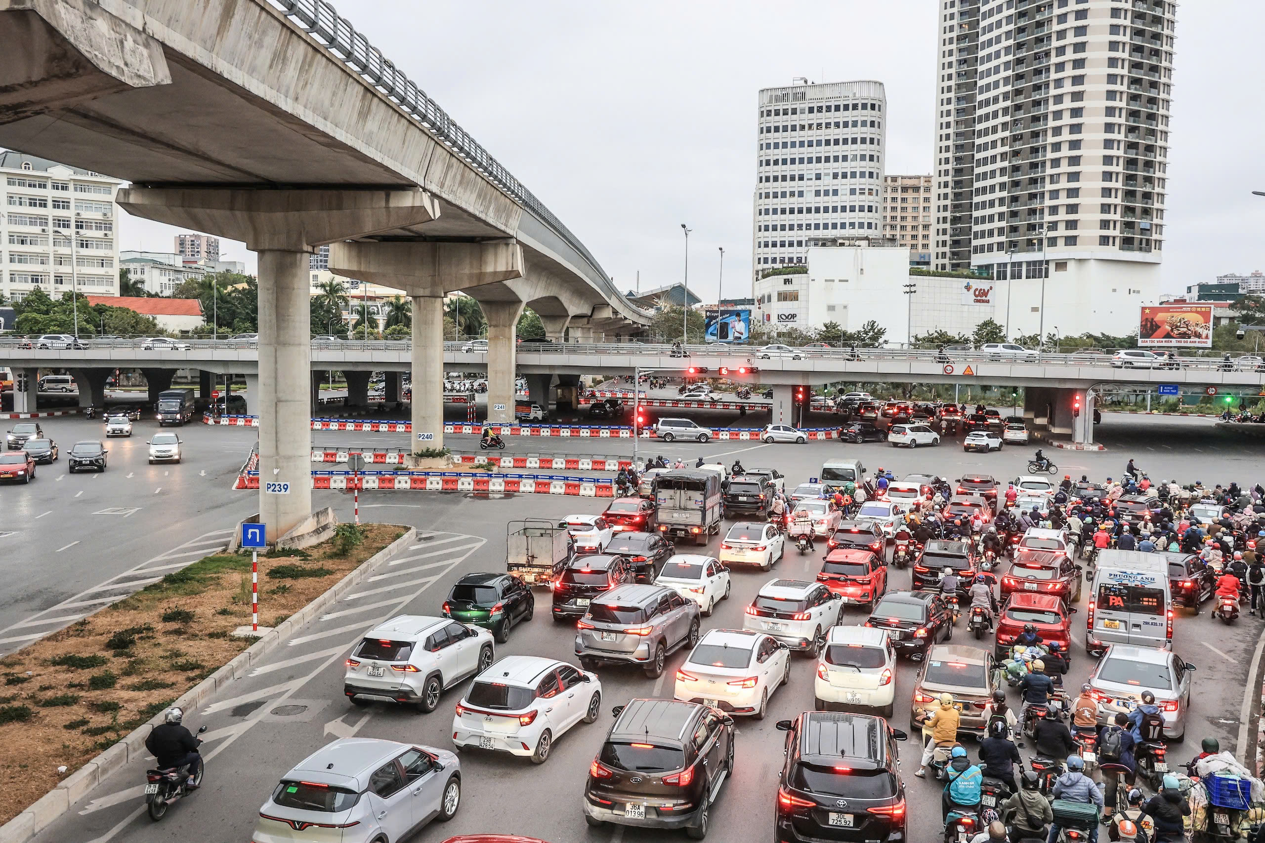 Hà Nội thông thoáng bất ngờ sau kỳ nghỉ tết Nguyên đán Ất Tỵ- Ảnh 2.