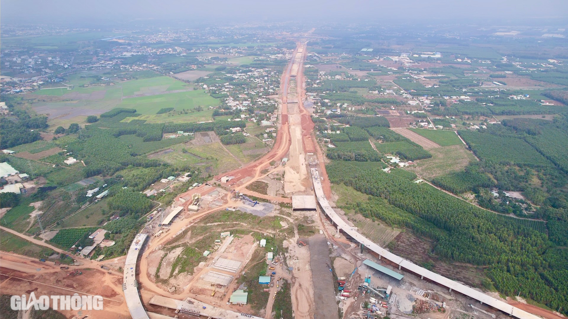 Thảm những mét bê tông nhựa đầu tiên ở dự án thành phần 2 cao tốc Biên Hòa - Vũng Tàu- Ảnh 5.