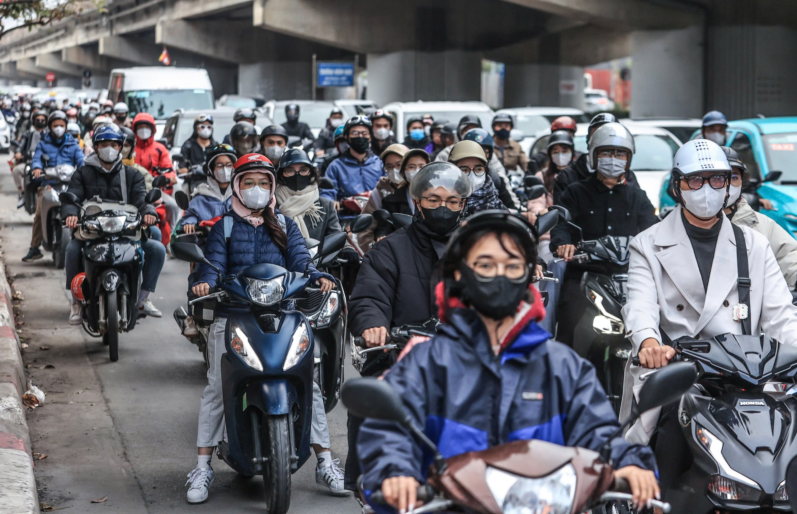 Phương tiện "nối đuôi" nhau về Thủ đô, cửa ngõ đông nghẹt- Ảnh 10.