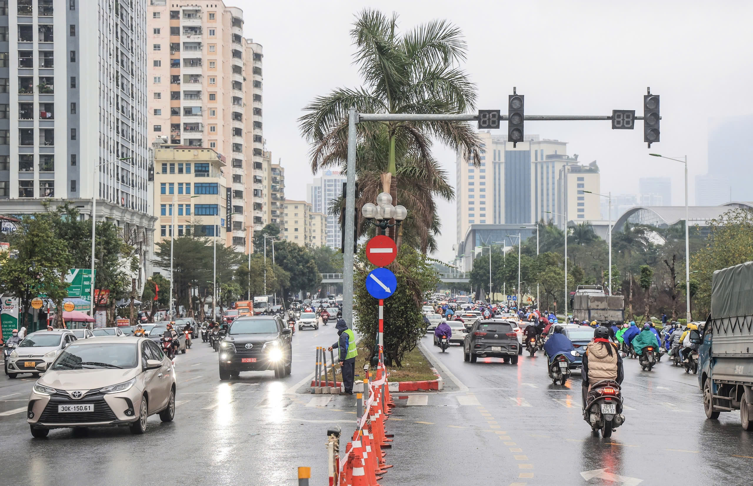 Hà Nội: Toàn cảnh ngã tư Trần Hữu Dực - Nguyễn Văn Giáp ngày đầu tổ chức lại giao thông- Ảnh 6.