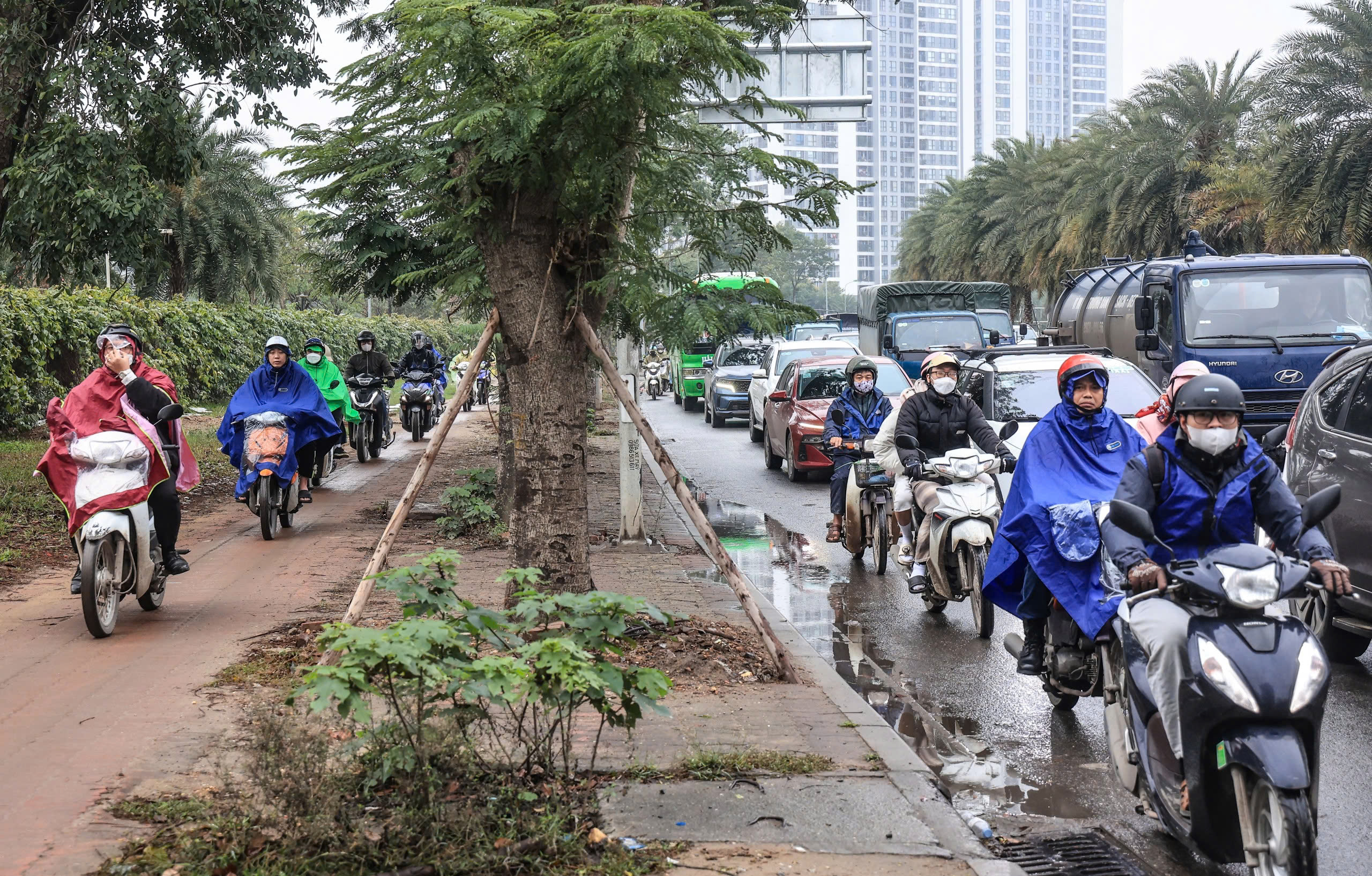 Nhiều tuyến đường Hà Nội ùn tắc nghiêm trọng sáng đầu tuần mưa rét- Ảnh 5.