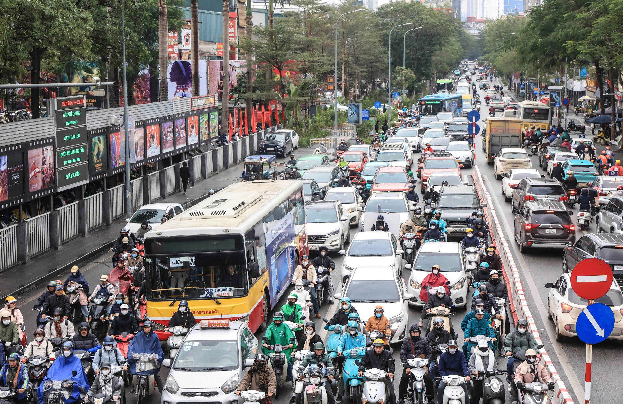 Nhiều tuyến đường Hà Nội ùn tắc nghiêm trọng sáng đầu tuần mưa rét- Ảnh 10.