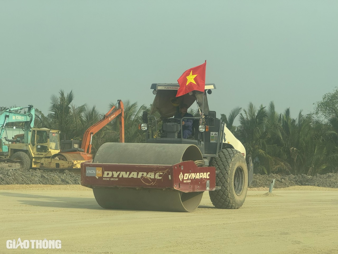 Các công trường lớn sôi động trở lại từ ngày mùng 6 Tết- Ảnh 7.