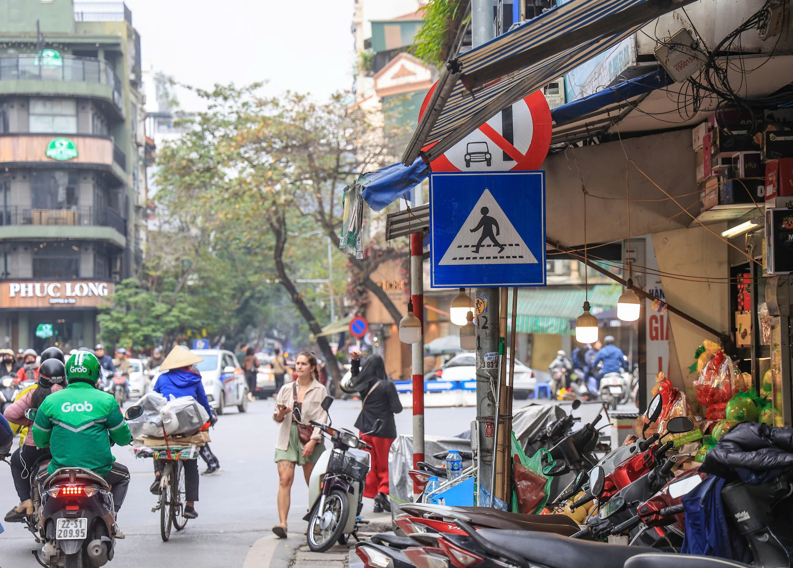 Hà Nội: Cận cảnh biển báo giao thông "đánh đố" người đi đường- Ảnh 11.