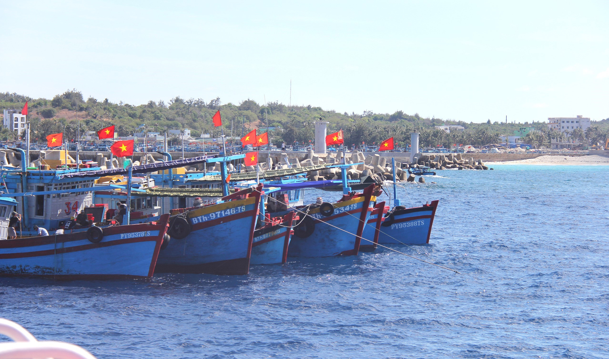 Tàu thuyền gặp khó vì cửa biển Phan Thiết bồi lắng- Ảnh 1.