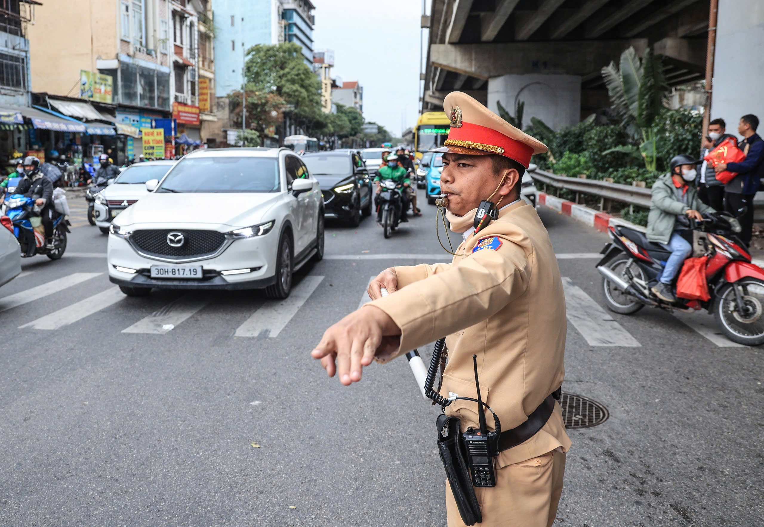 Phương tiện "nối đuôi" nhau về Thủ đô, cửa ngõ đông nghẹt- Ảnh 6.