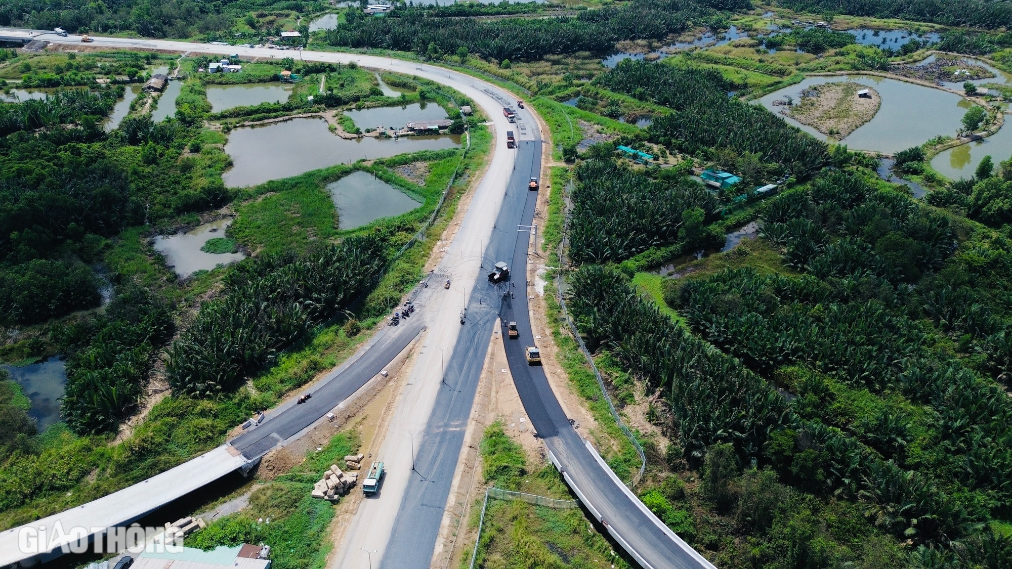 Thảm nhựa những mét nhựa cuối cùng đoạn 18,8km cao tốc Bến Lức - Long Thành- Ảnh 2.