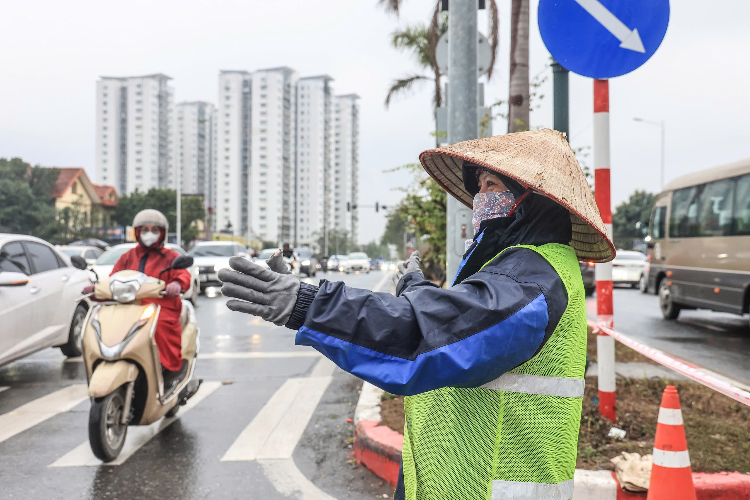 Hà Nội: Toàn cảnh ngã tư Trần Hữu Dực - Nguyễn Văn Giáp ngày đầu tổ chức lại giao thông- Ảnh 4.