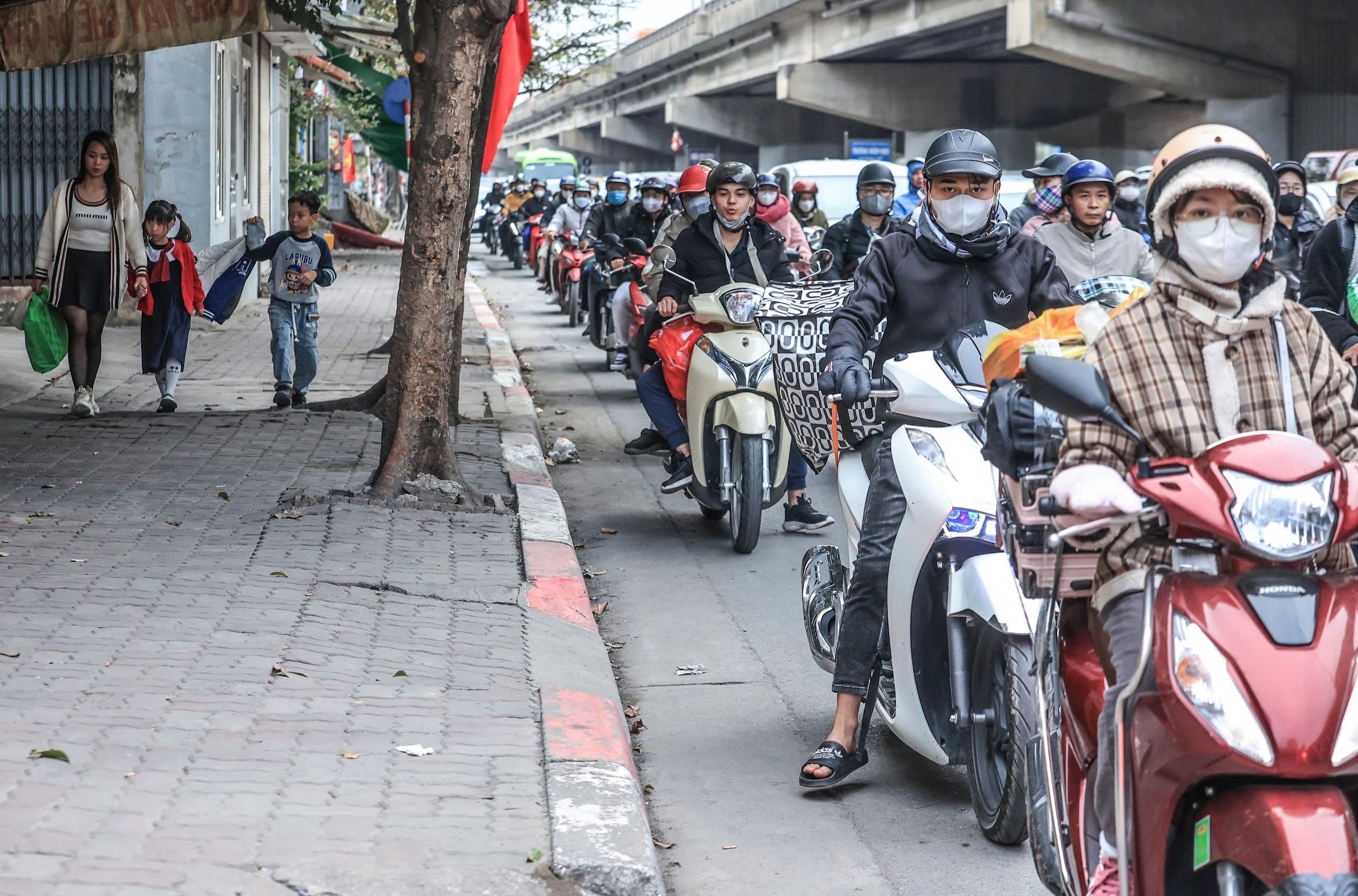 Phương tiện "nối đuôi" nhau về Thủ đô, cửa ngõ đông nghẹt- Ảnh 11.